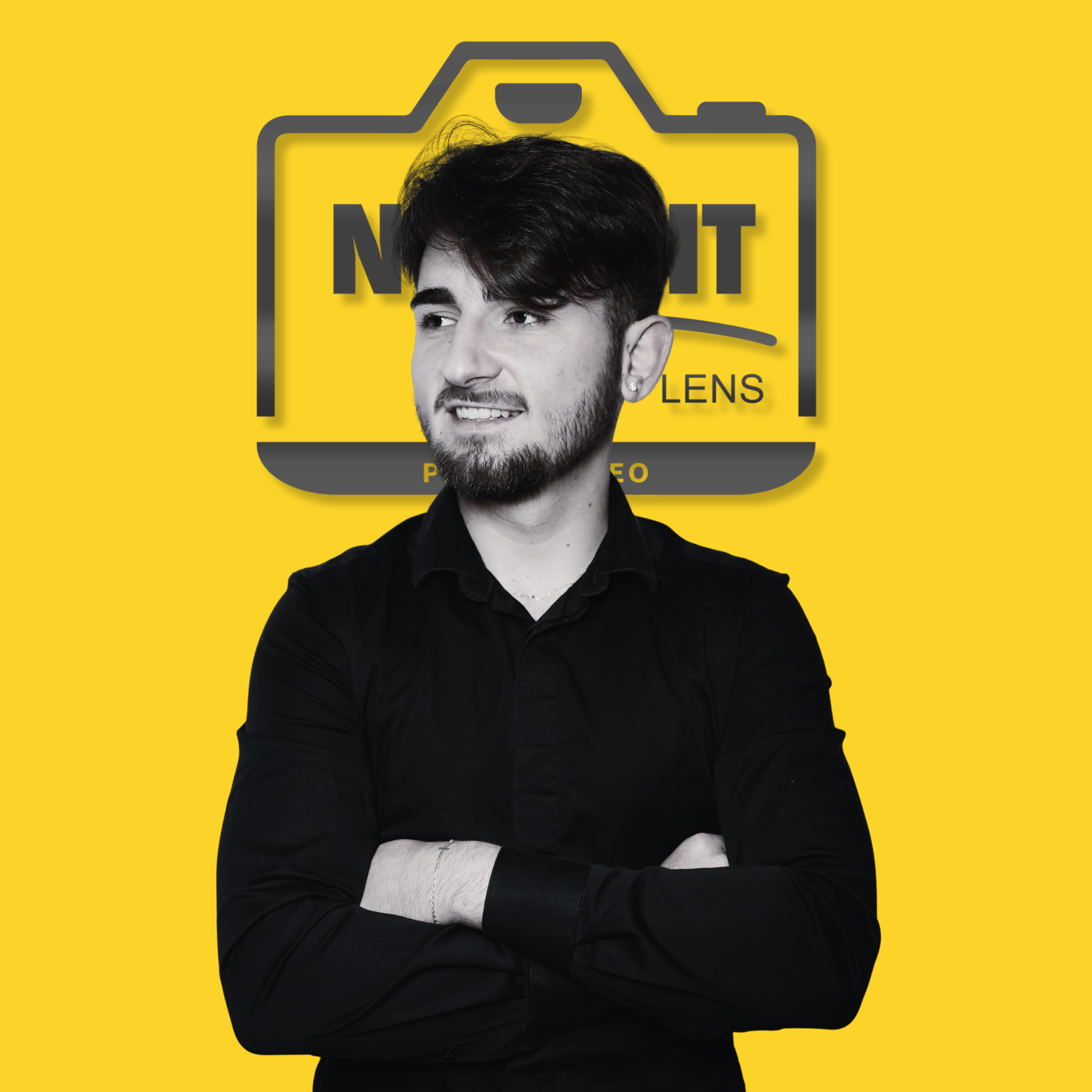 Portret profesional al unui bărbat pe fundal galben cu logo, expresie zâmbitoare