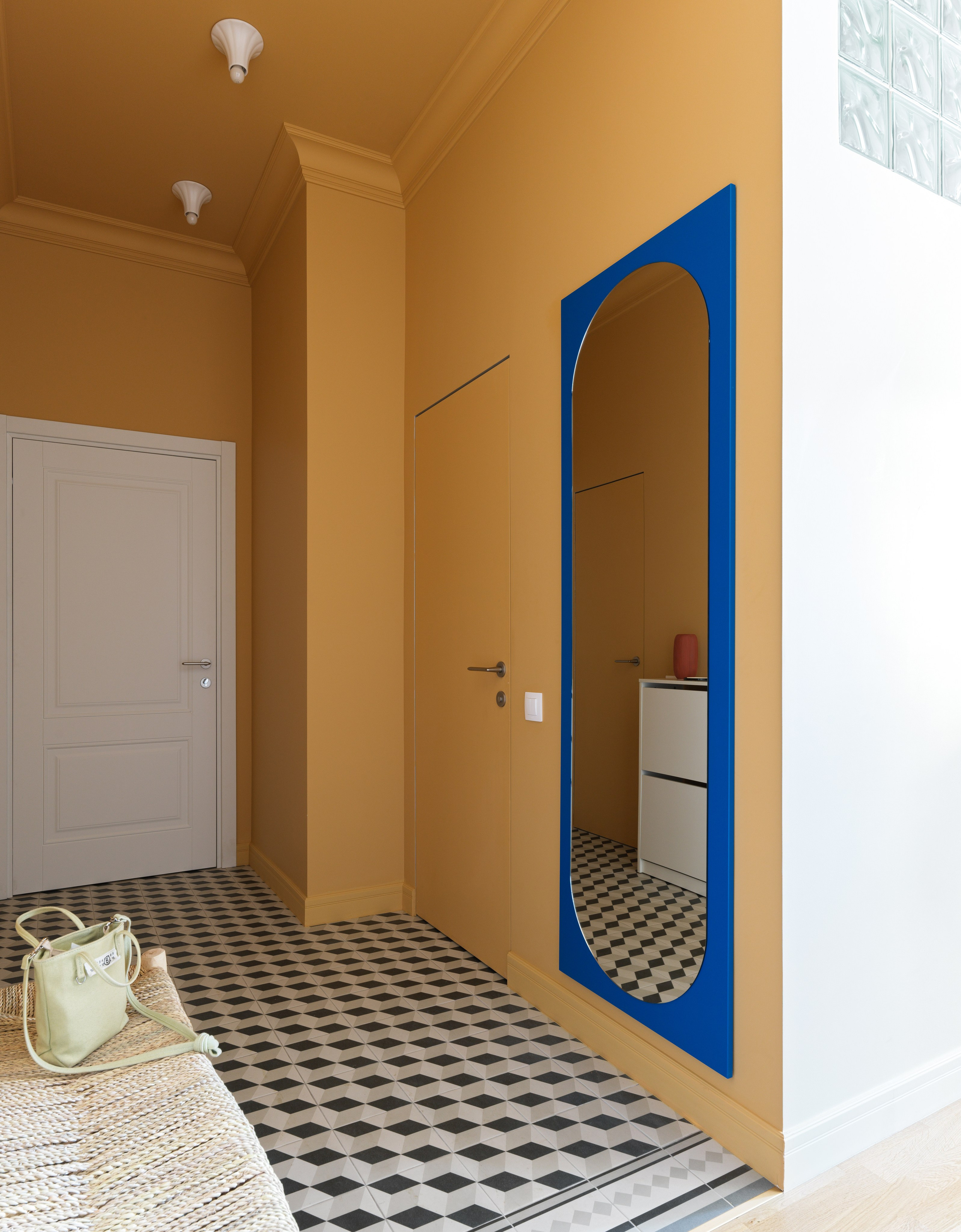 Интерьер прихожей с плиткой CAPRICE Provence и овальным зеркалом.