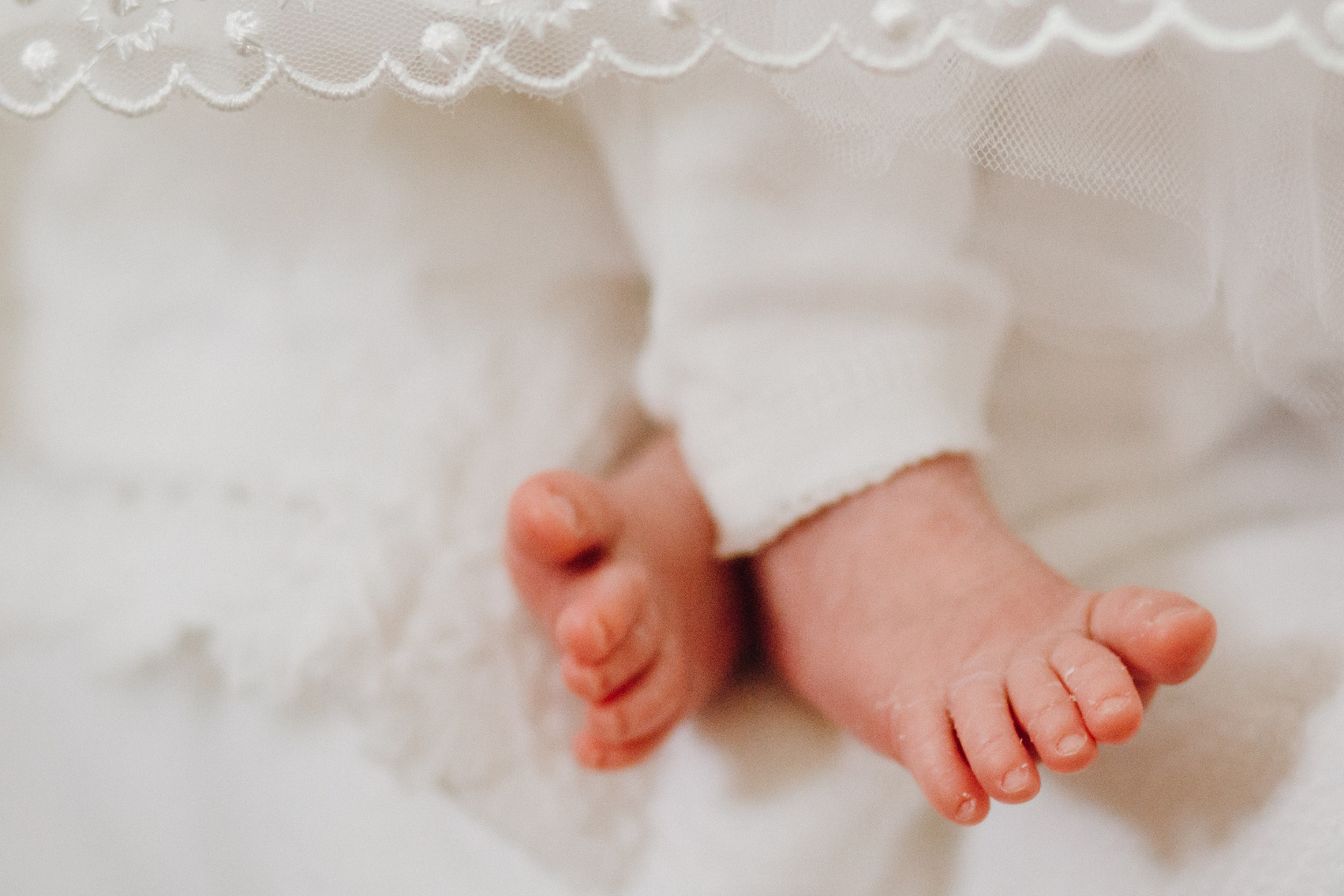 Ніжки малюка під час таїнства Хрещення