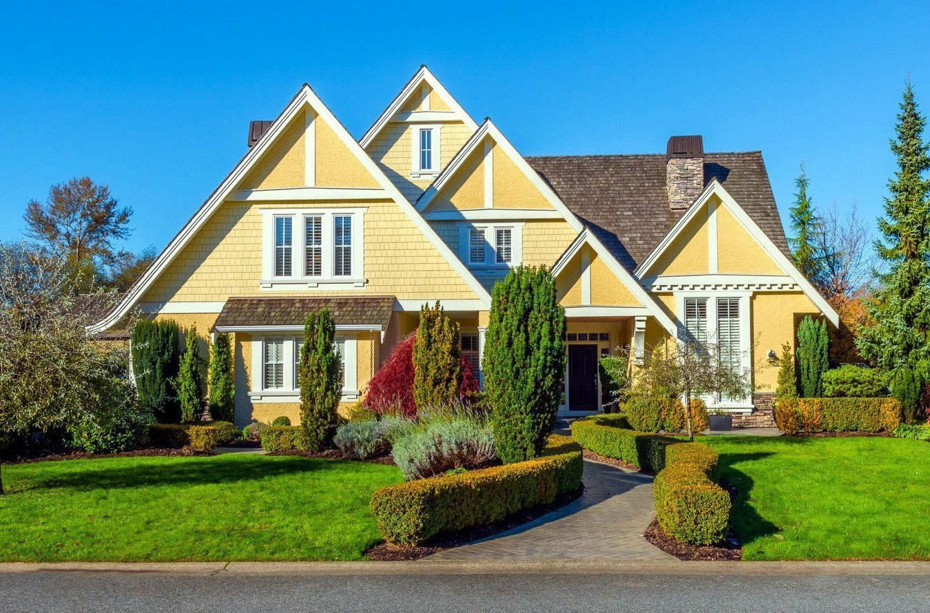 Большой двух этажный дом, с установленными пластиковыми окнами белого цвета смотрится очень гармонично.