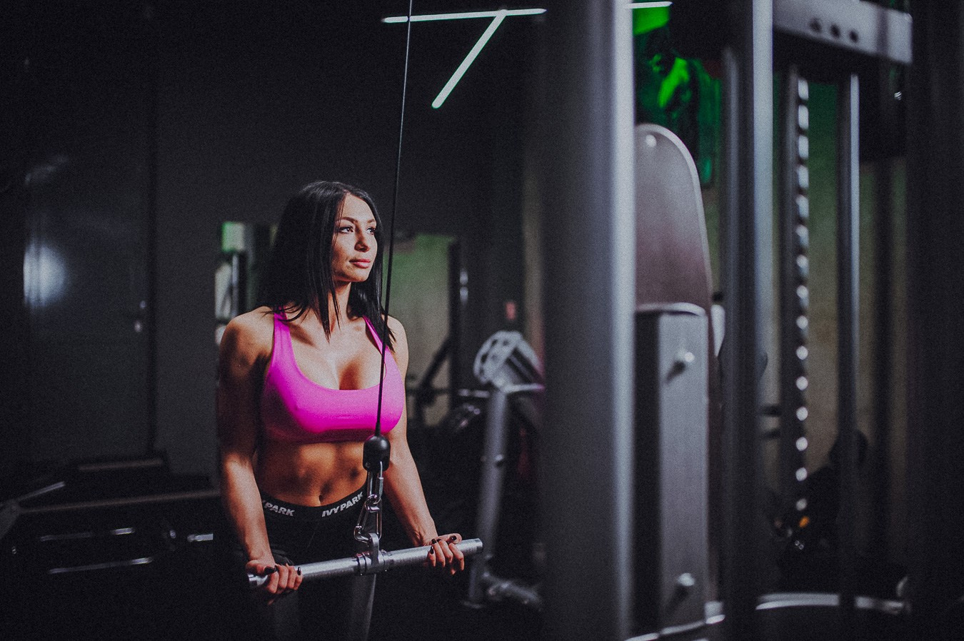 Grup de antrenori de fitness sărind în aer în fața oglinzii cu mesajele Dream Big Work Hard, foto Photosinteza