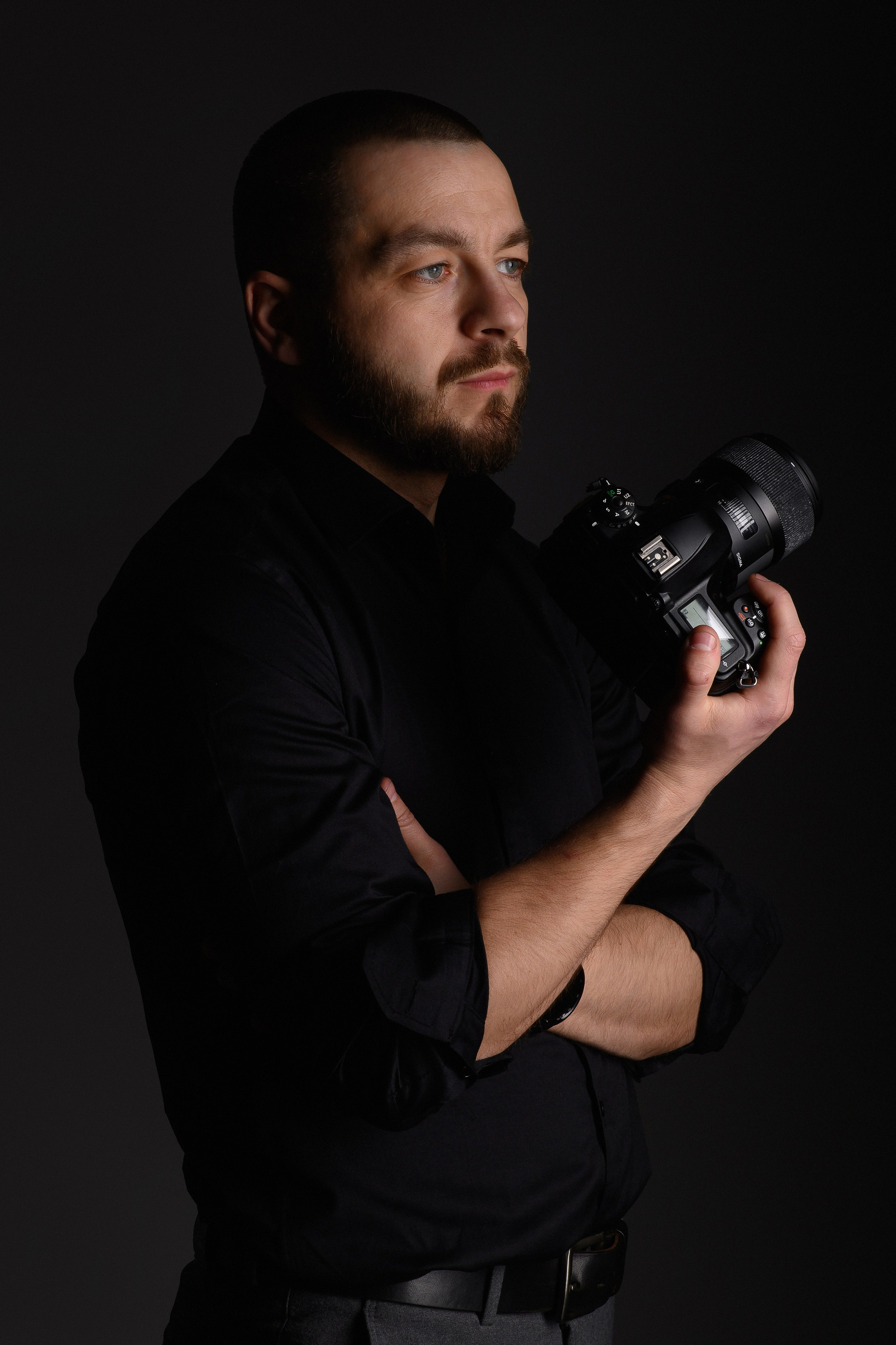 Професійний весільний фотограф Роман Жосу з фотокамерою. Послуги фотографа у місті Золочів та Львівській області.