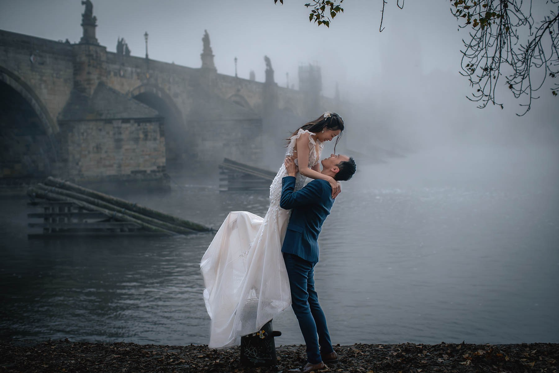 Jessica & Ronald — Misty November Pre-Wedding in Prague