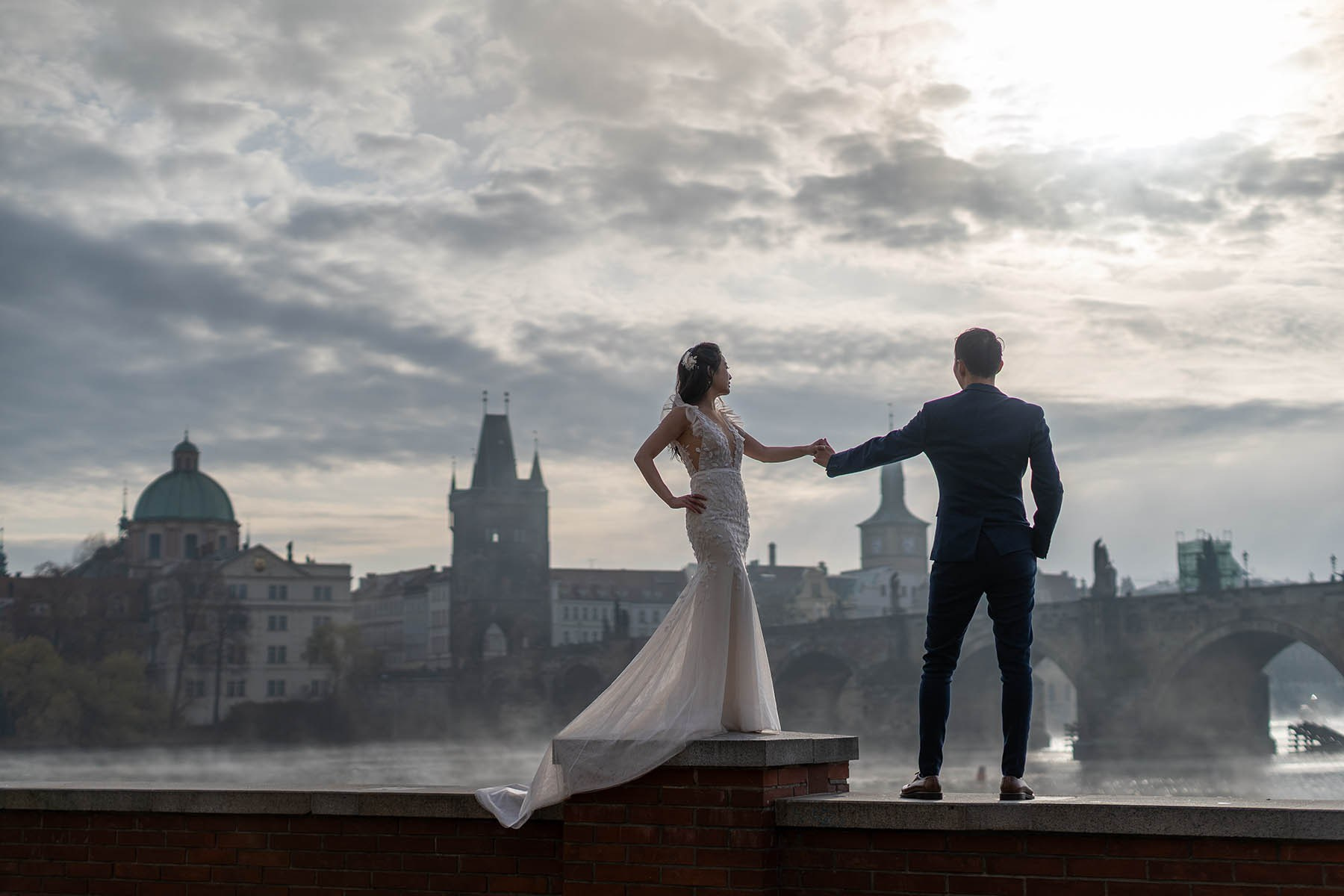 Jessica & Ronald — Misty November Pre-Wedding in Prague