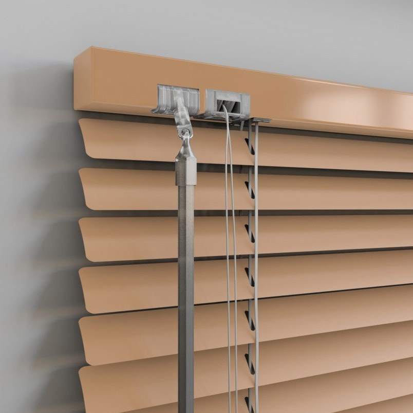 Горизонтальные алюминиевые жалюзи светло-кофейного цвета установленные на проем с управлением слева.