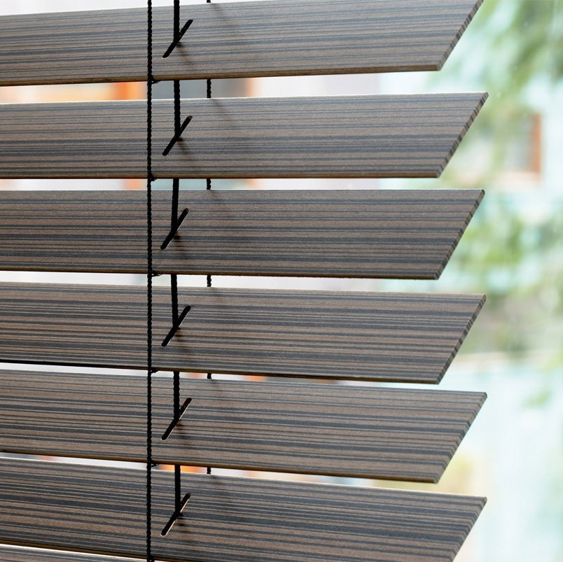 Ламели деревянных горизонтальных жалюзи, темного цвета, крупным планом.