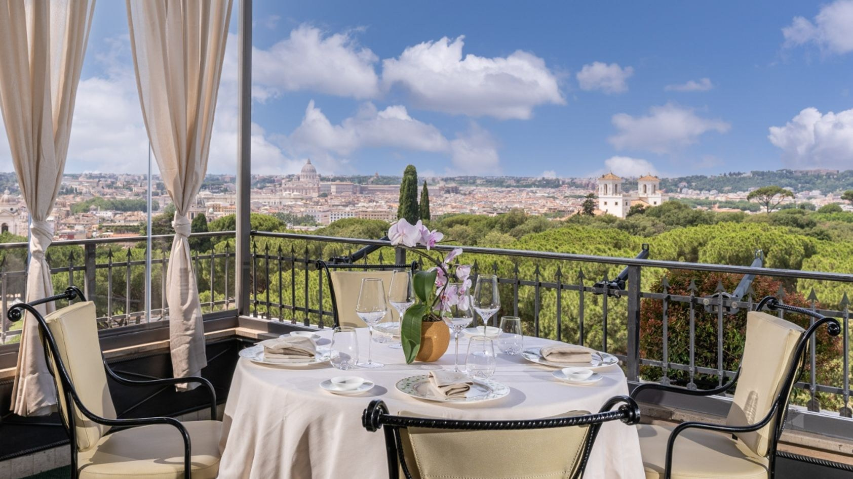 Rome’s Most Enchanting Rooftop Spots. Elizaveta Razumova: Cinematic Photography for Love, Weddings, Portraits & Brands