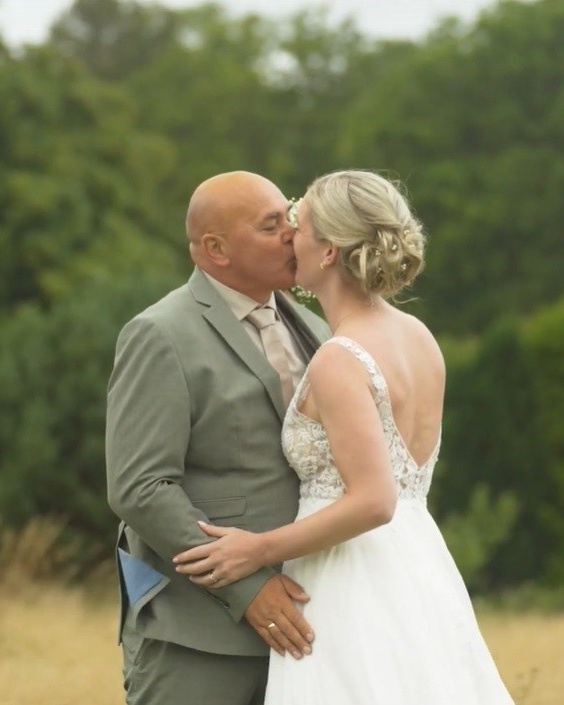 bryllupsfotograf i Vestfold, brudeparet skysser