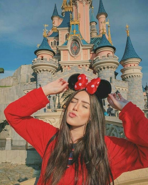 Best Photographer in Paris: Your Guide to Unforgettable Winter Photoshoots at Disneyland Paris. Photographe à Paris