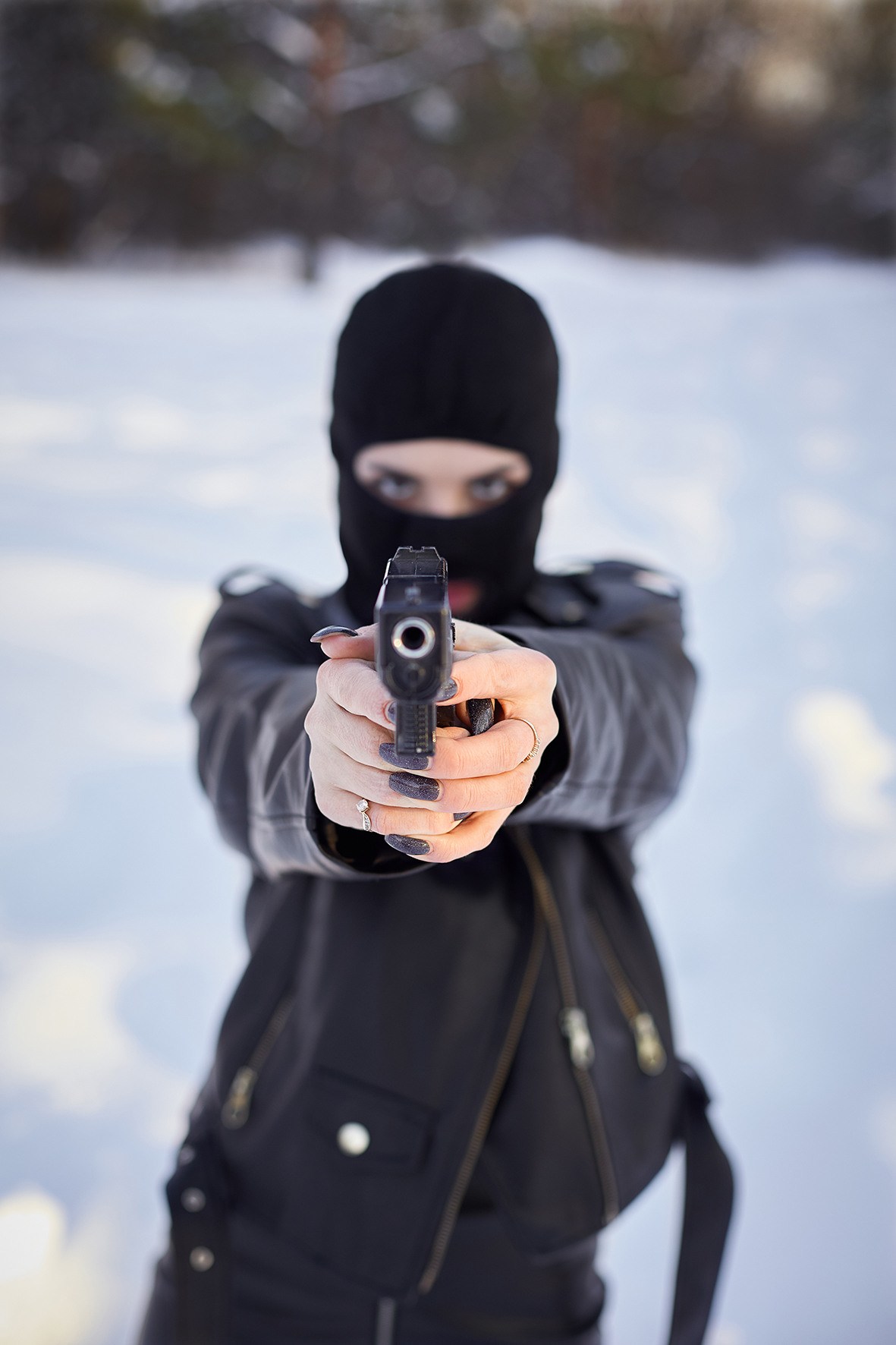 Девушка в балаклаве