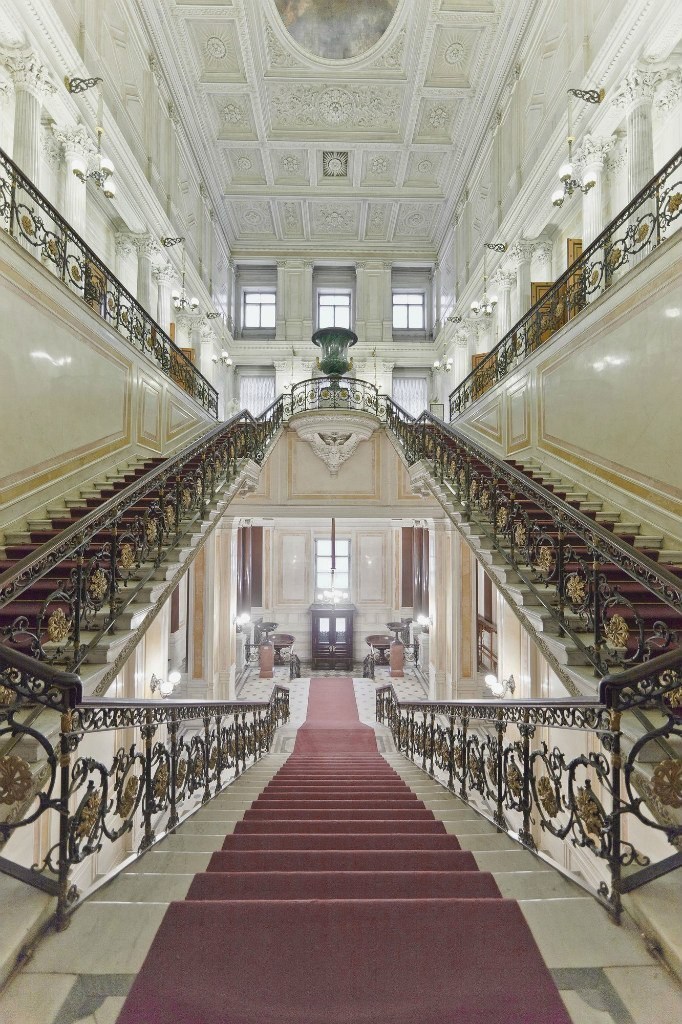 Санкт-петербург эрмитаж зимний дворец. Иорданской лестницы эрмитажа. Церковная лестница эрмитажа в санкт петербурге где. Церковная лестница эрмитажа в санкт-петербурге. Зимний дворец санкт-петербург внутри.