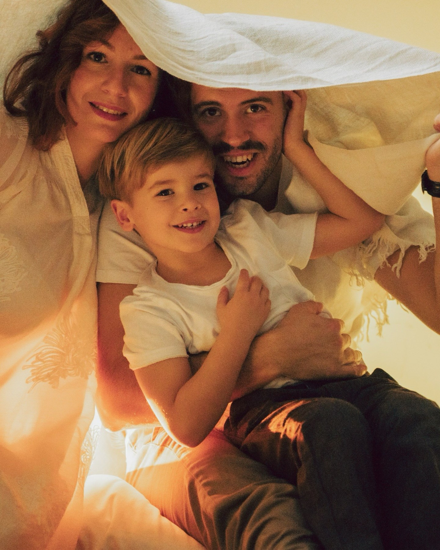 servizio fotografico natalizio famiglia, teatrino delle ombre, gioco creativo bambini, atmosfera intima natalizia, luce calda inverno, fotografia di famiglia creativa, racconti di Natale, connessione genitori figli, pupazzi fatti a mano, anastasiia buchinskaia photographer, anamilanofoto, servizio natale milano, fotografo sessione natalizia milano, migliore sessione fotografica natalizia