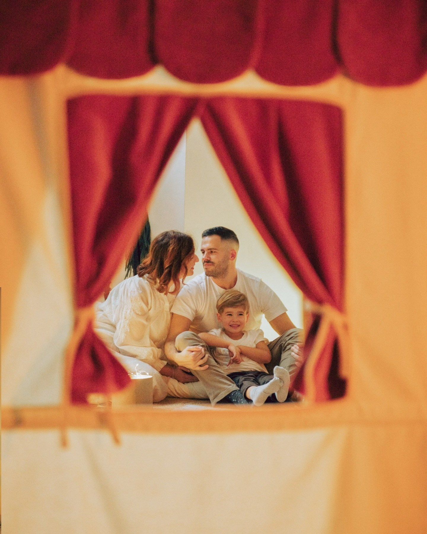 servizio fotografico natalizio famiglia, teatrino delle ombre, gioco creativo bambini, atmosfera intima natalizia, luce calda inverno, fotografia di famiglia creativa, racconti di Natale, connessione genitori figli, pupazzi fatti a mano, anastasiia buchinskaia photographer, anamilanofoto, servizio natale milano, fotografo sessione natalizia milano, migliore sessione fotografica natalizia