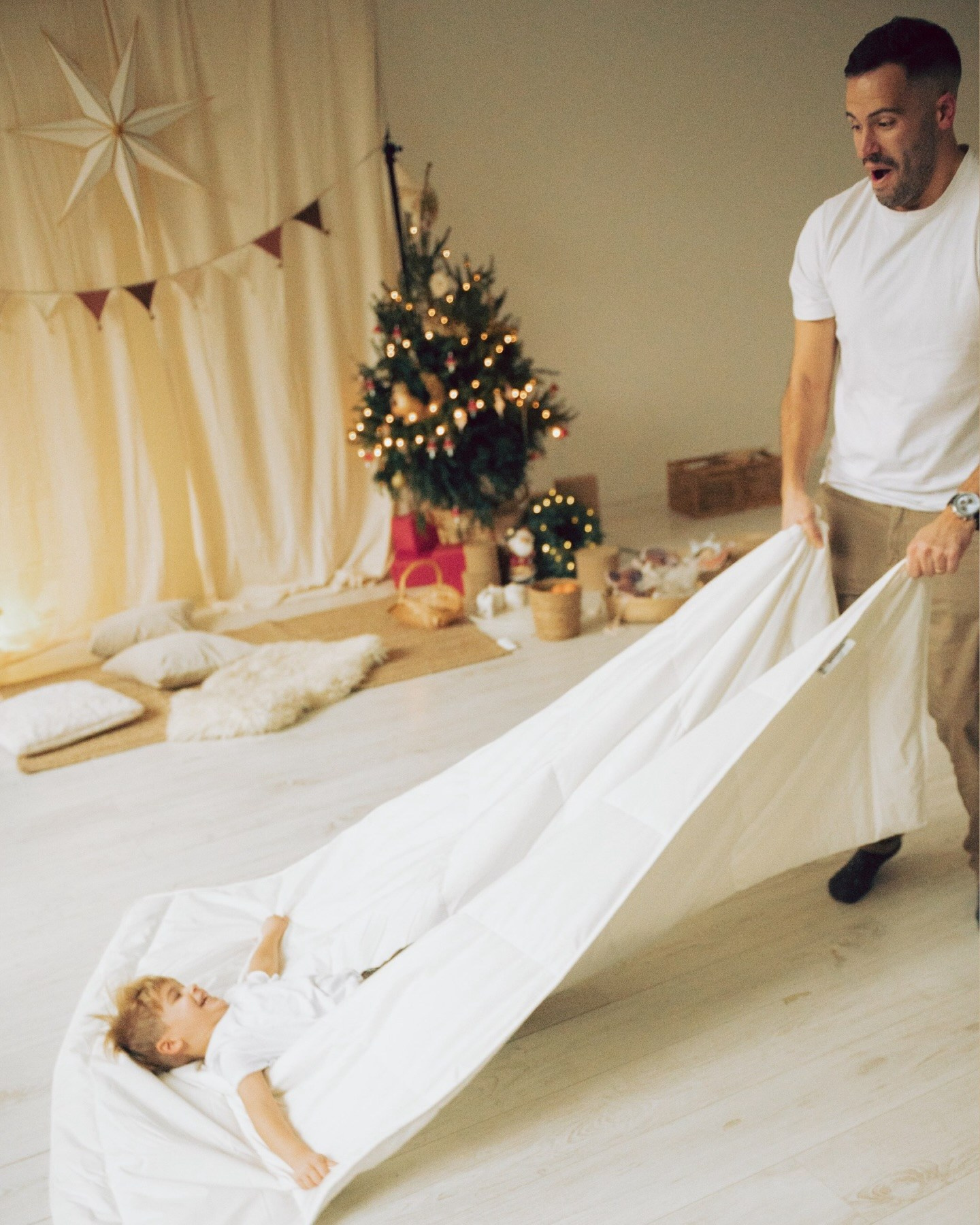 servizio fotografico natalizio famiglia, teatrino delle ombre, gioco creativo bambini, atmosfera intima natalizia, luce calda inverno, fotografia di famiglia creativa, racconti di Natale, connessione genitori figli, pupazzi fatti a mano, anastasiia buchinskaia photographer, anamilanofoto, servizio natale milano, fotografo sessione natalizia milano, migliore sessione fotografica natalizia