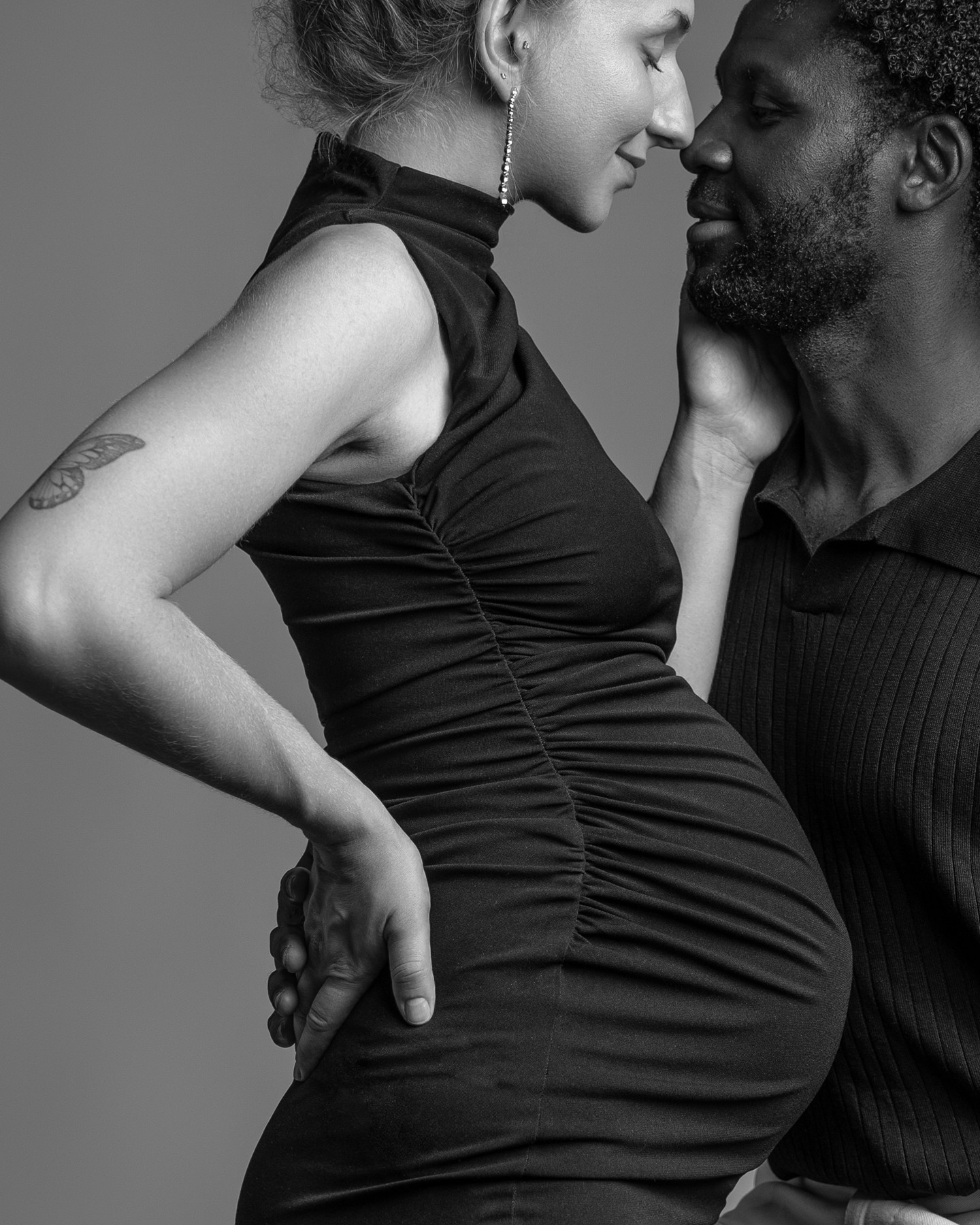 Ritratto maternity elegante in studio a Padova, donna incinta con luce morbida