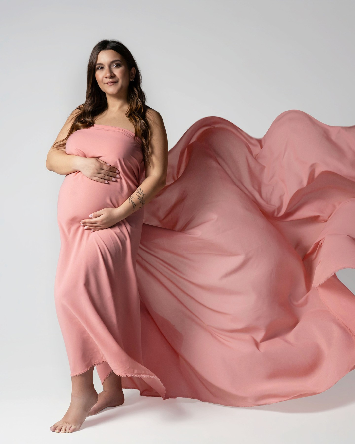 Servizio fotografico gravidanza artistico a Padova con tessuti, maternity elegante e femminile