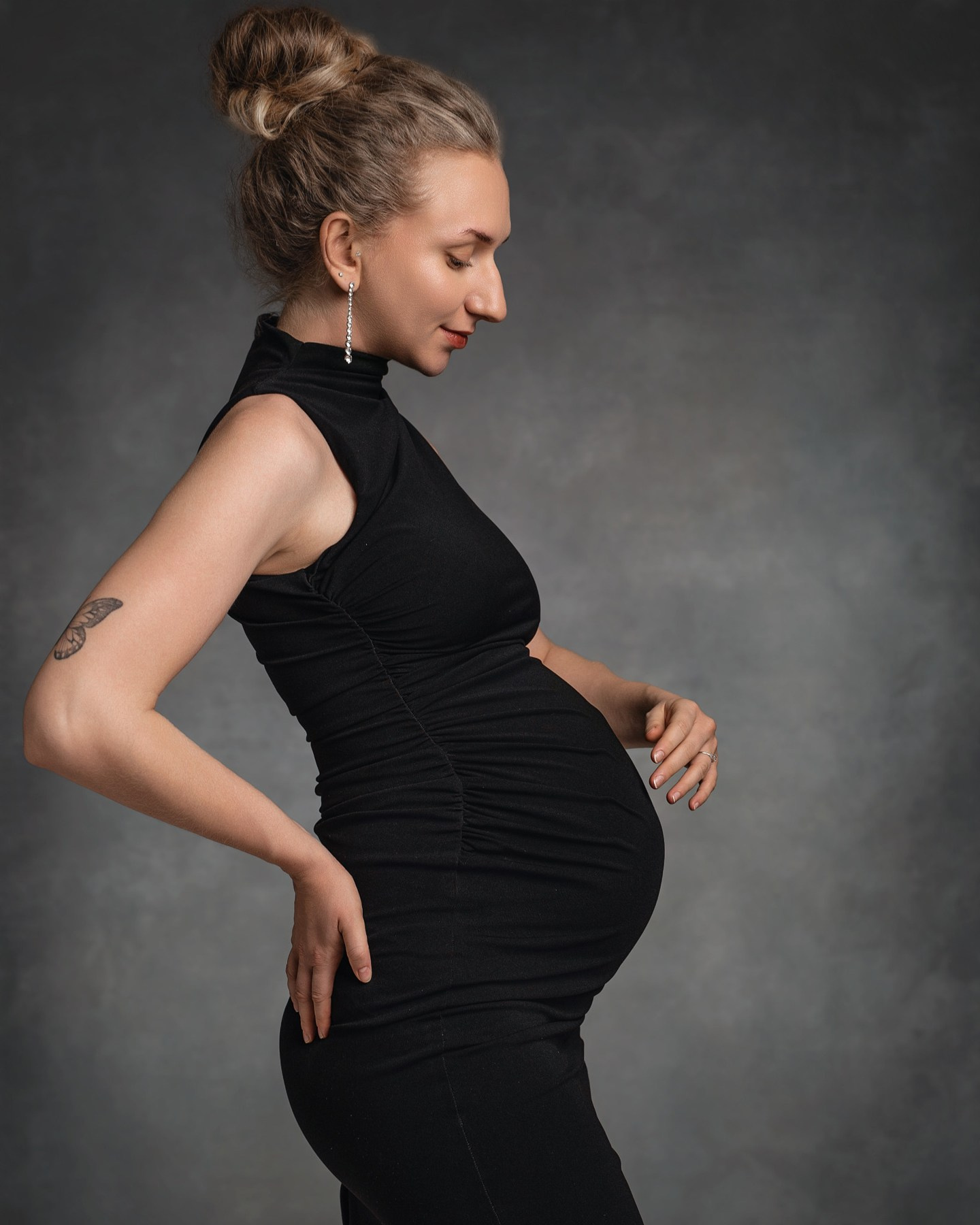 servizio fotografico gravidanza Padova donna incinta in abito nero elegante in studio