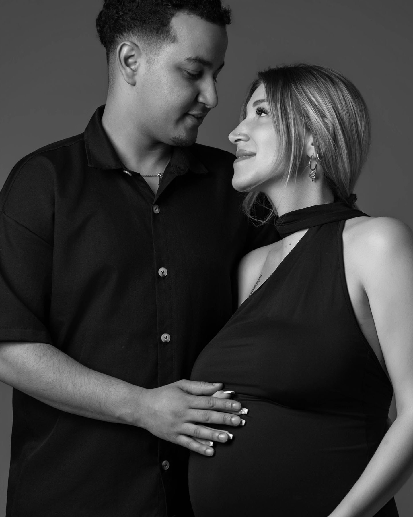 Foto maternity in bianco e nero di coppia, servizio gravidanza intimo e naturale a Padova
