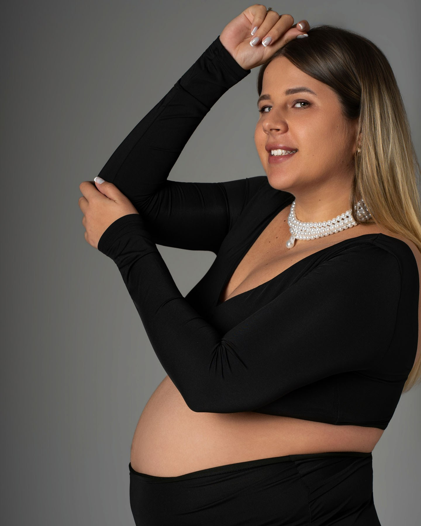 Servizio fotografico gravidanza in studio a Padova, ritratto elegante maternity con luce morbida