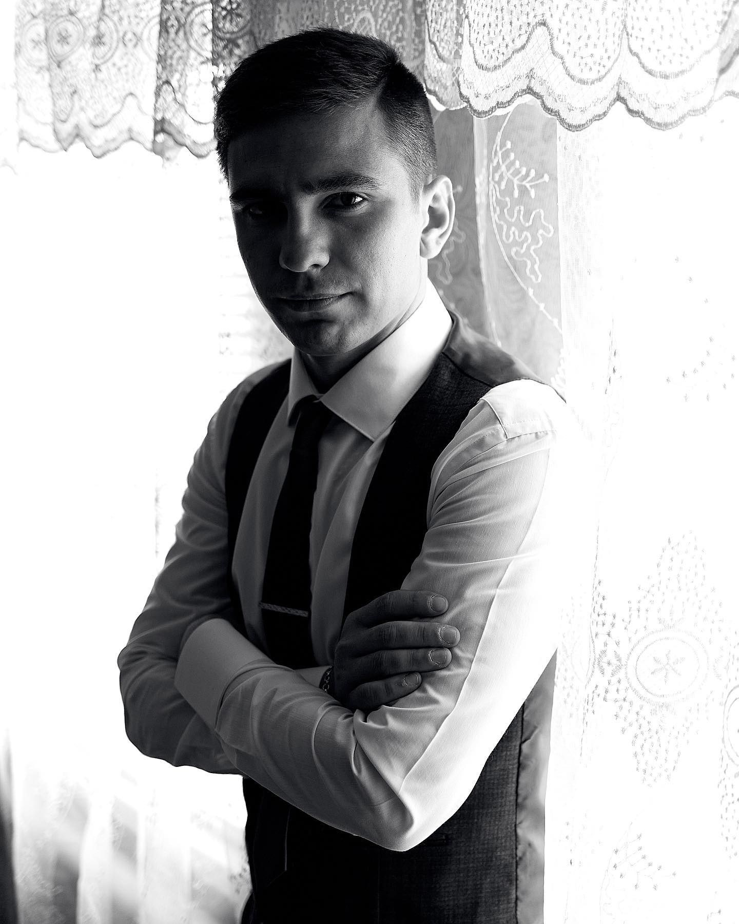 Classic groom portrait in New York