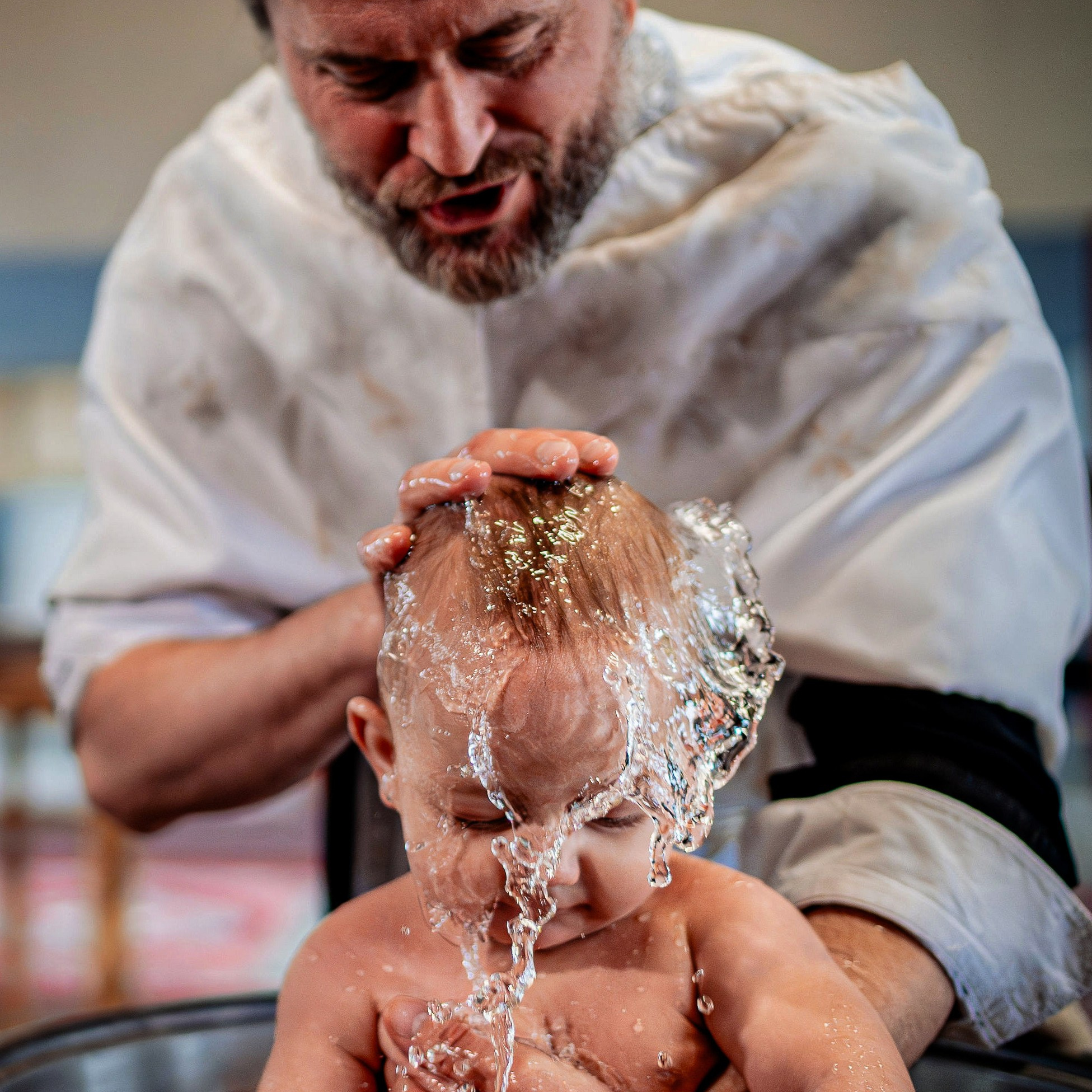 FOTOGRAF DE BOTEZ LONDRA CHRISTENING PHOTOGRAPHER LONDON BAPTISM NIGHT LENS BEST PHOTOGRAPHER
