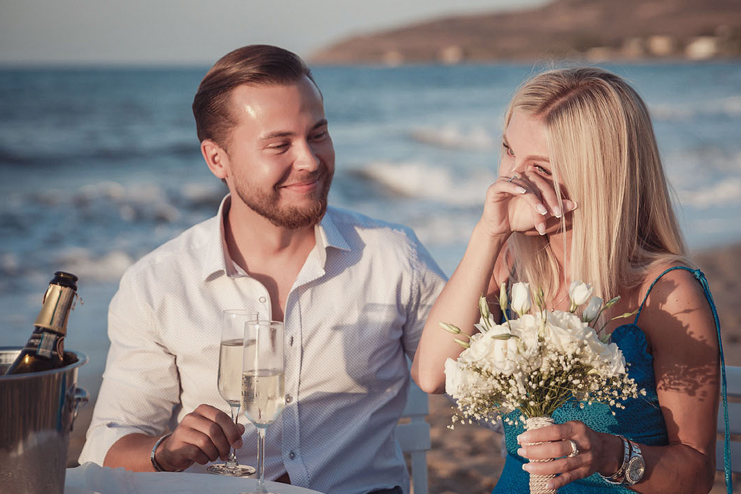 Девушка плачет от счастья. Предложение руки и сердца на Крите. Фотограф в Греции.
