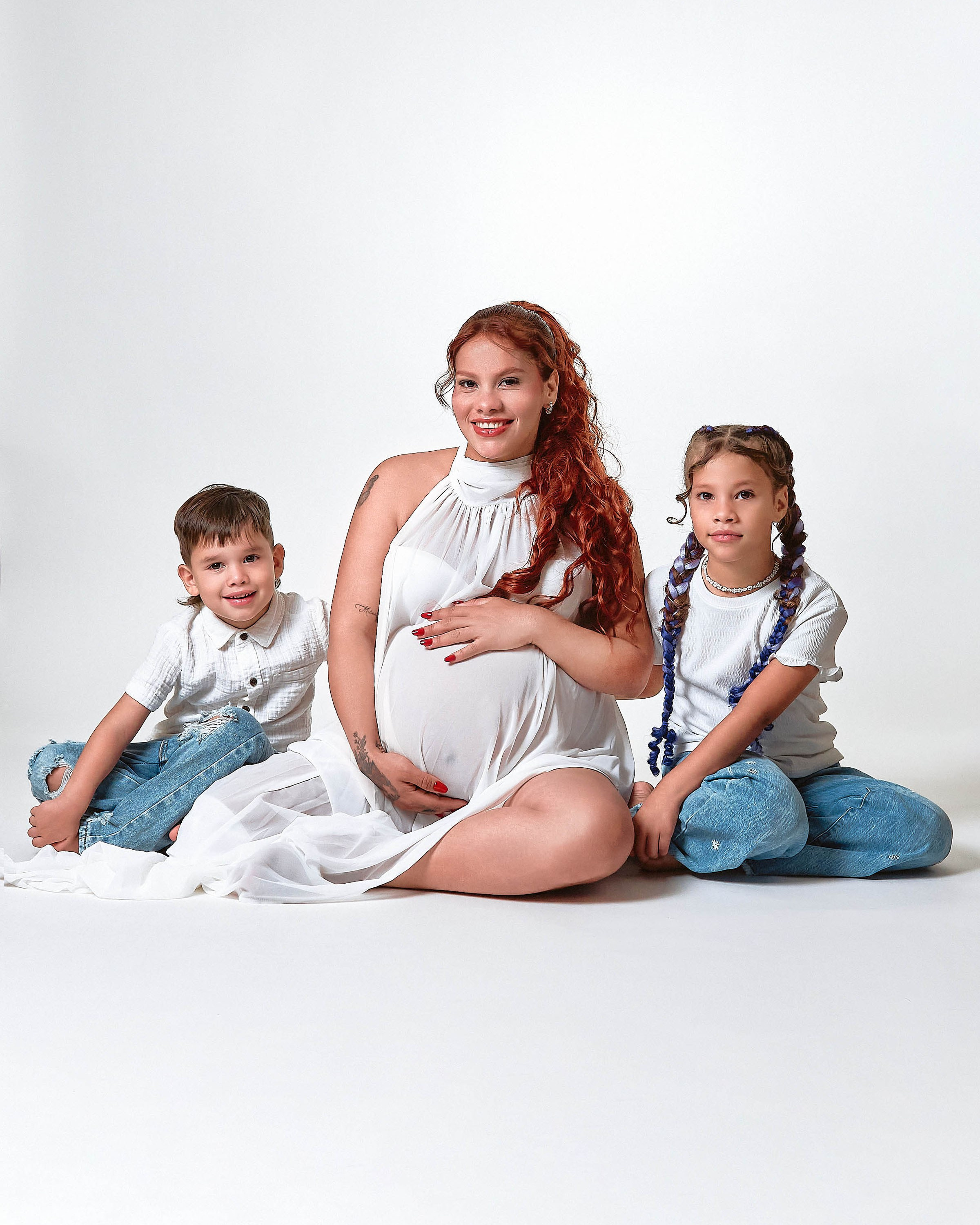 Fotografía de maternidad en estudio en Chicago capturando la belleza del embarazo.