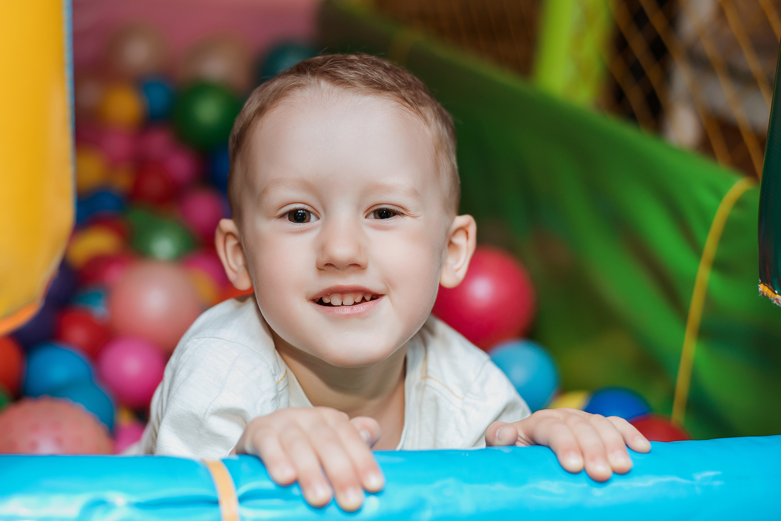 Жене три года