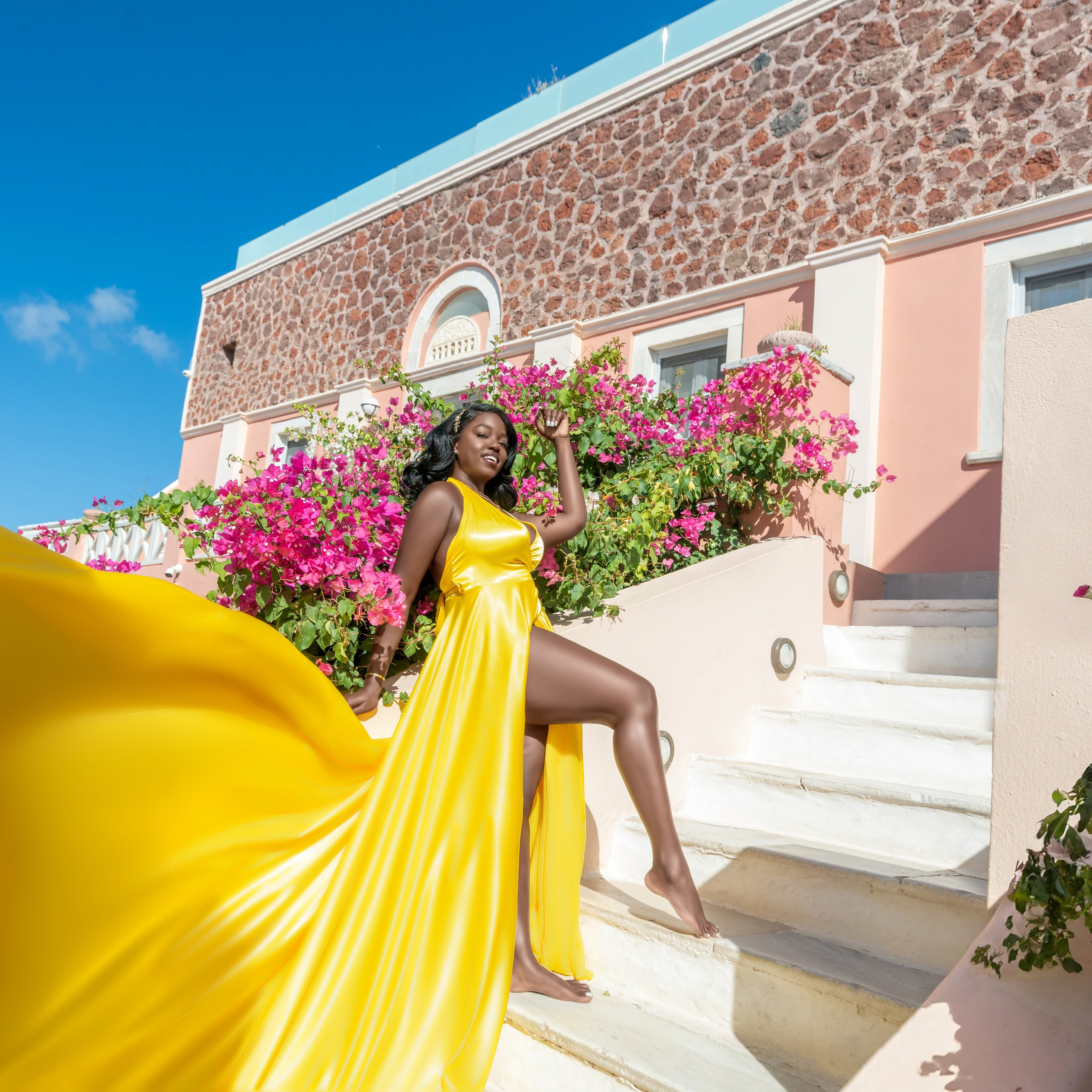 Golden Elegance in&nbsp;Santorini: Capture Breathtaking Moments in&nbsp;a&nbsp;Yellow Flying Dres