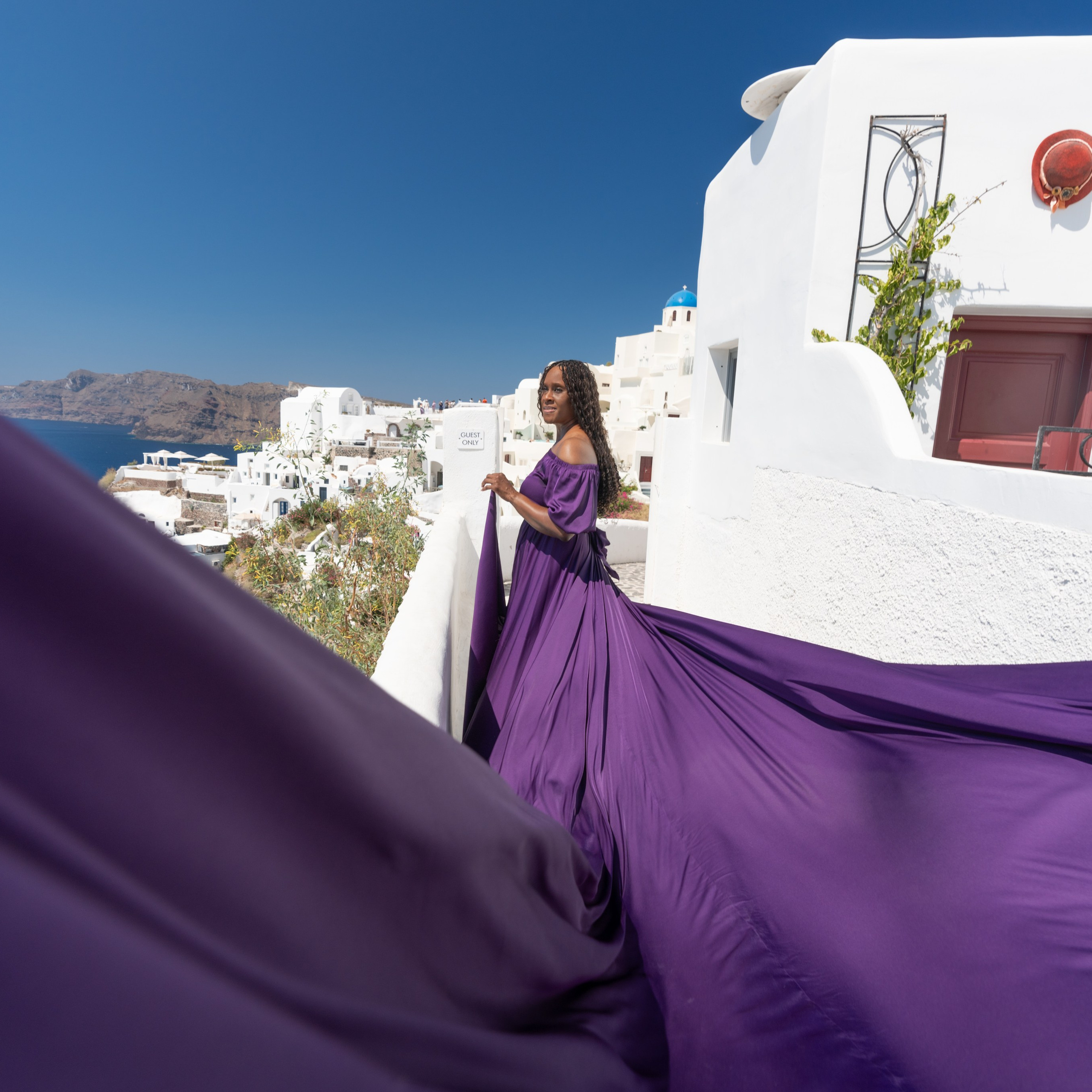 Robe Volante Santorin. Photographe vidéaste à Santorin|Séances photos de Robe volante Santorin|