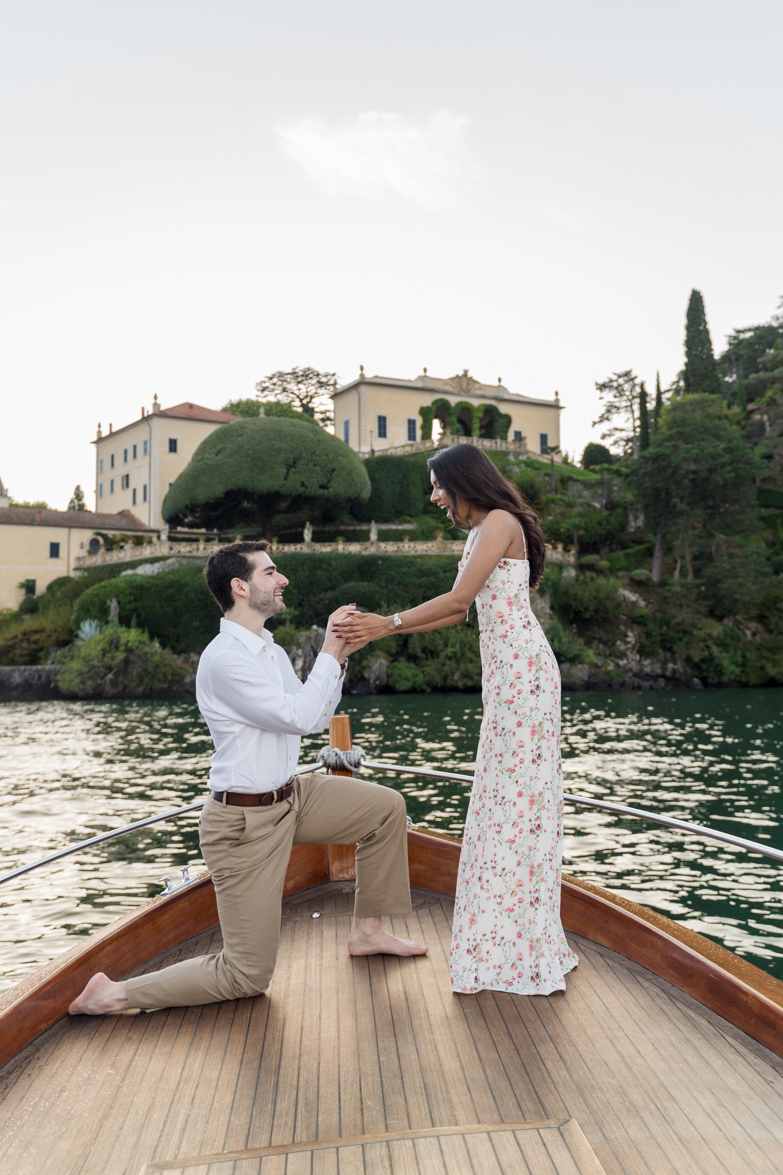Villa Balbianello proposal. Lake Como romantic boat proposal. Bellagio surprise proposal photoshoot. Luxury boat photoshoot in Lake Como.