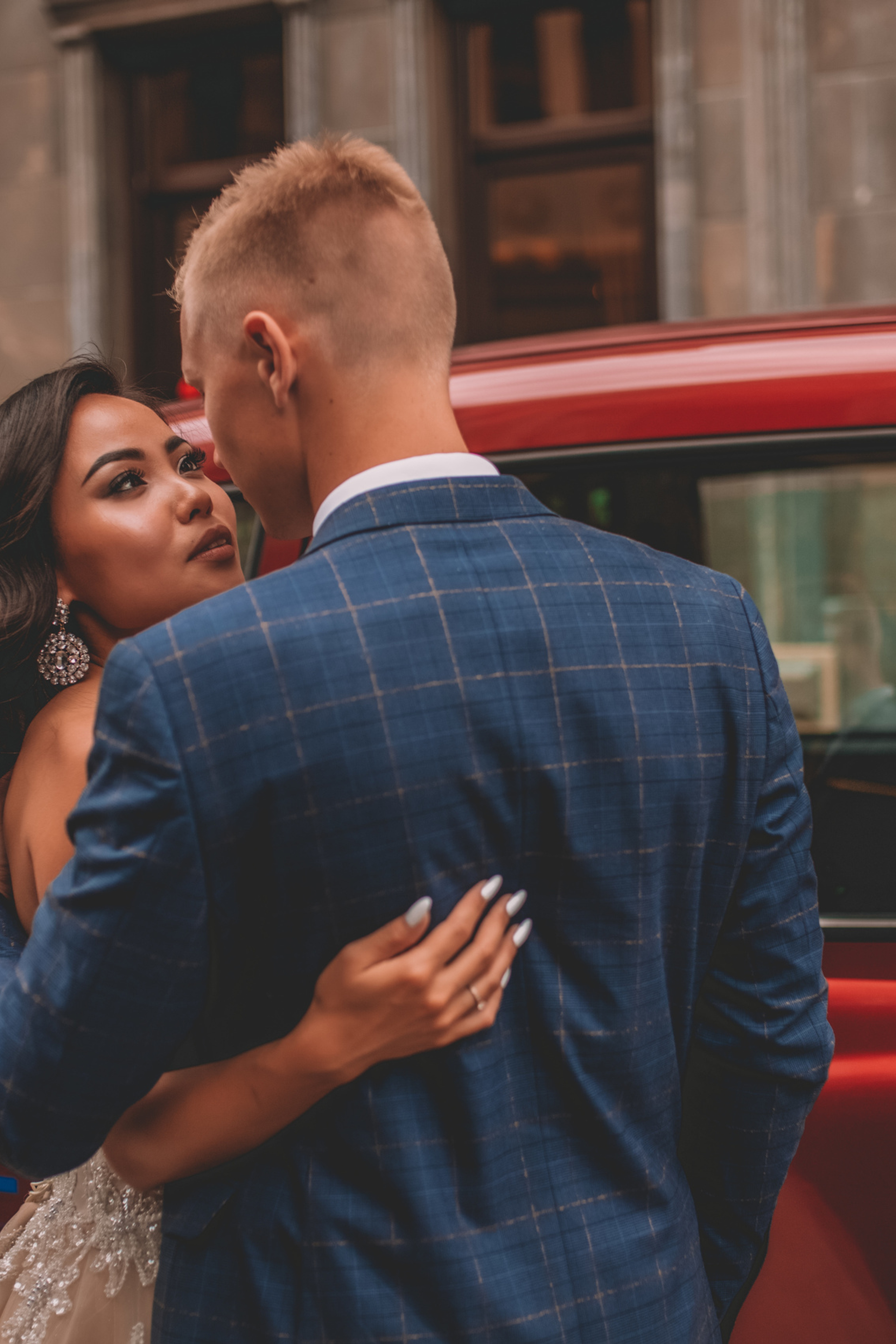 U menga eshakdagi fotosuratni berdi U menga eshakdagi fotosuratni berdi