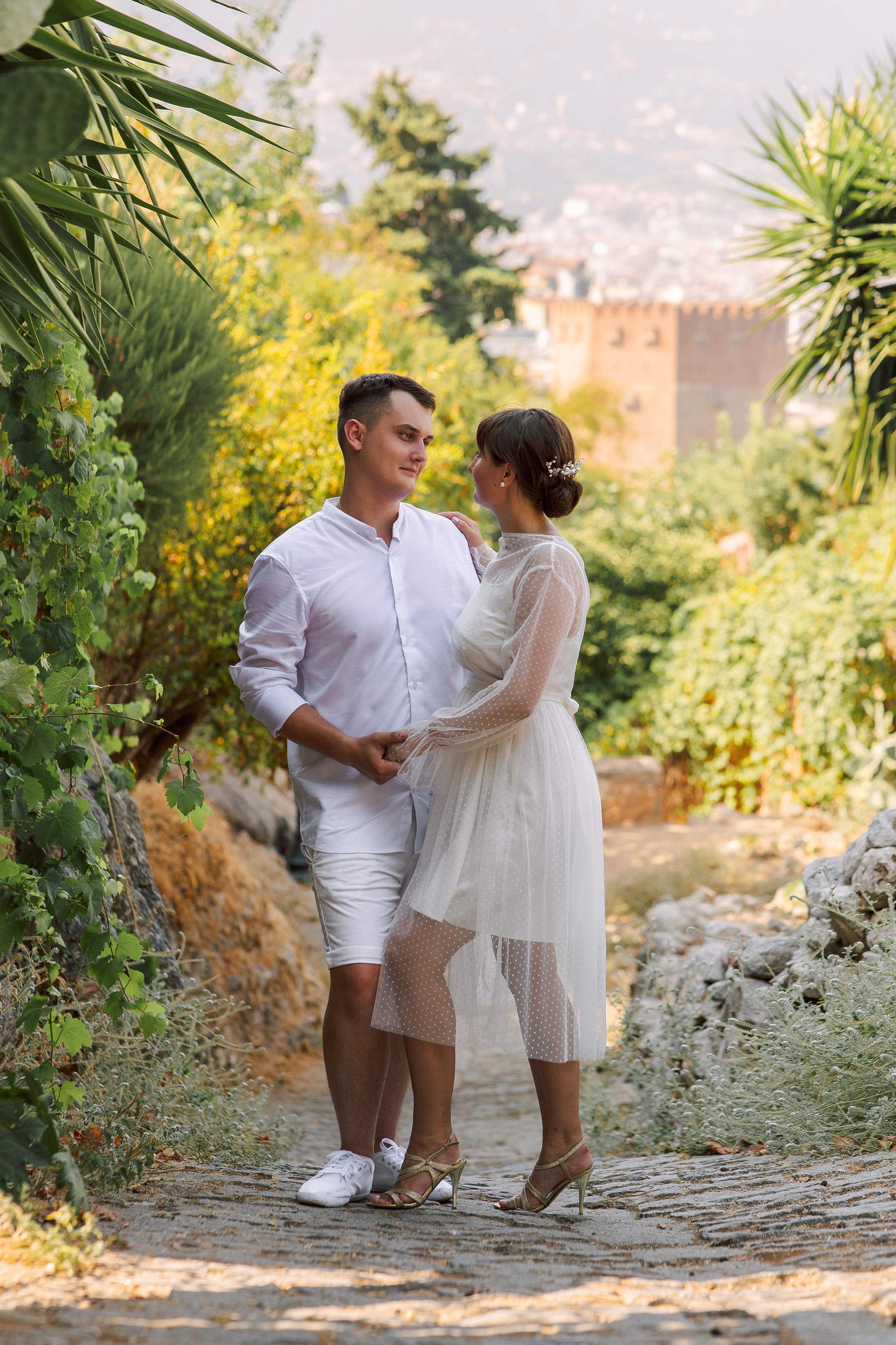 Wedding photo shoot in Alanya: Castle, port and beach.