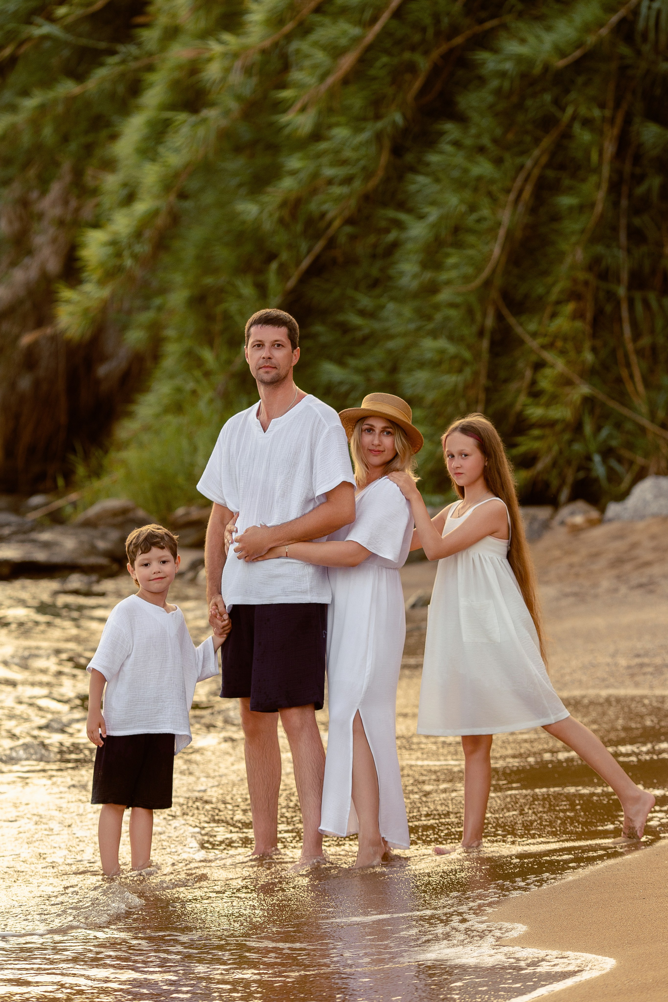 Закат. Пляж. Семейная фотосессия на&nbsp;пляже