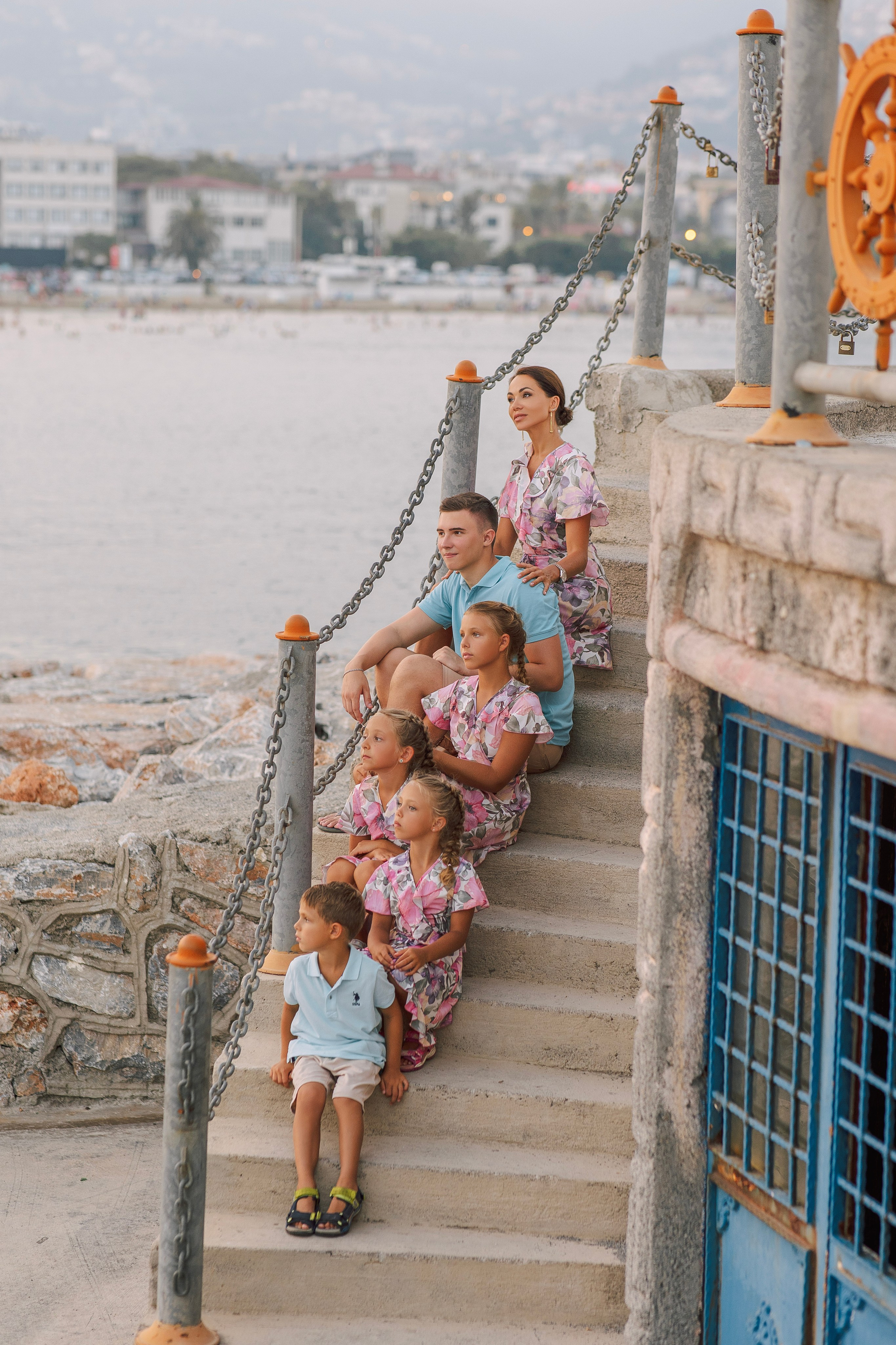 Photo session for a large and elegant family in the port of Alanya.