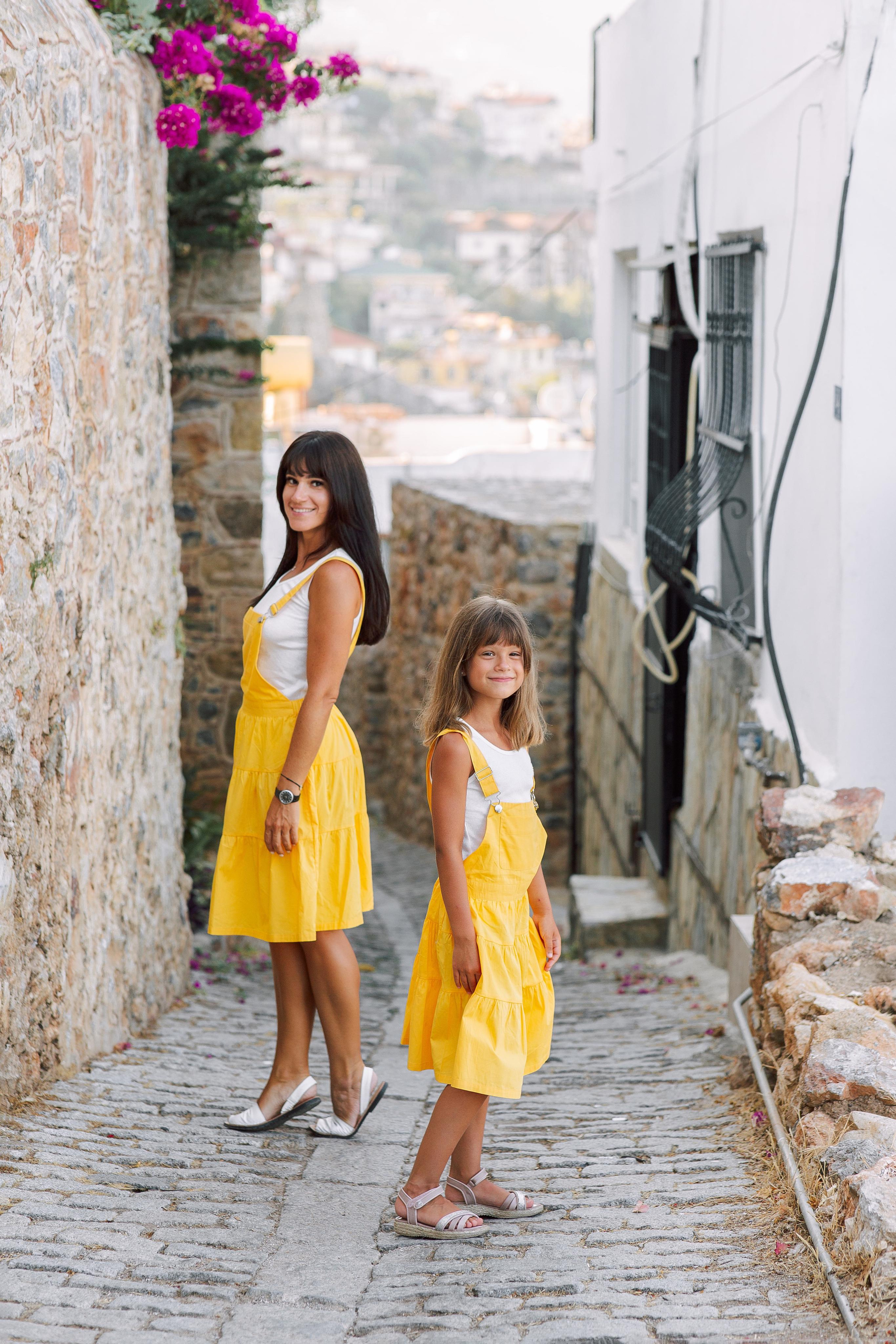 Photo session at the Alanya fortress for mother and daughter