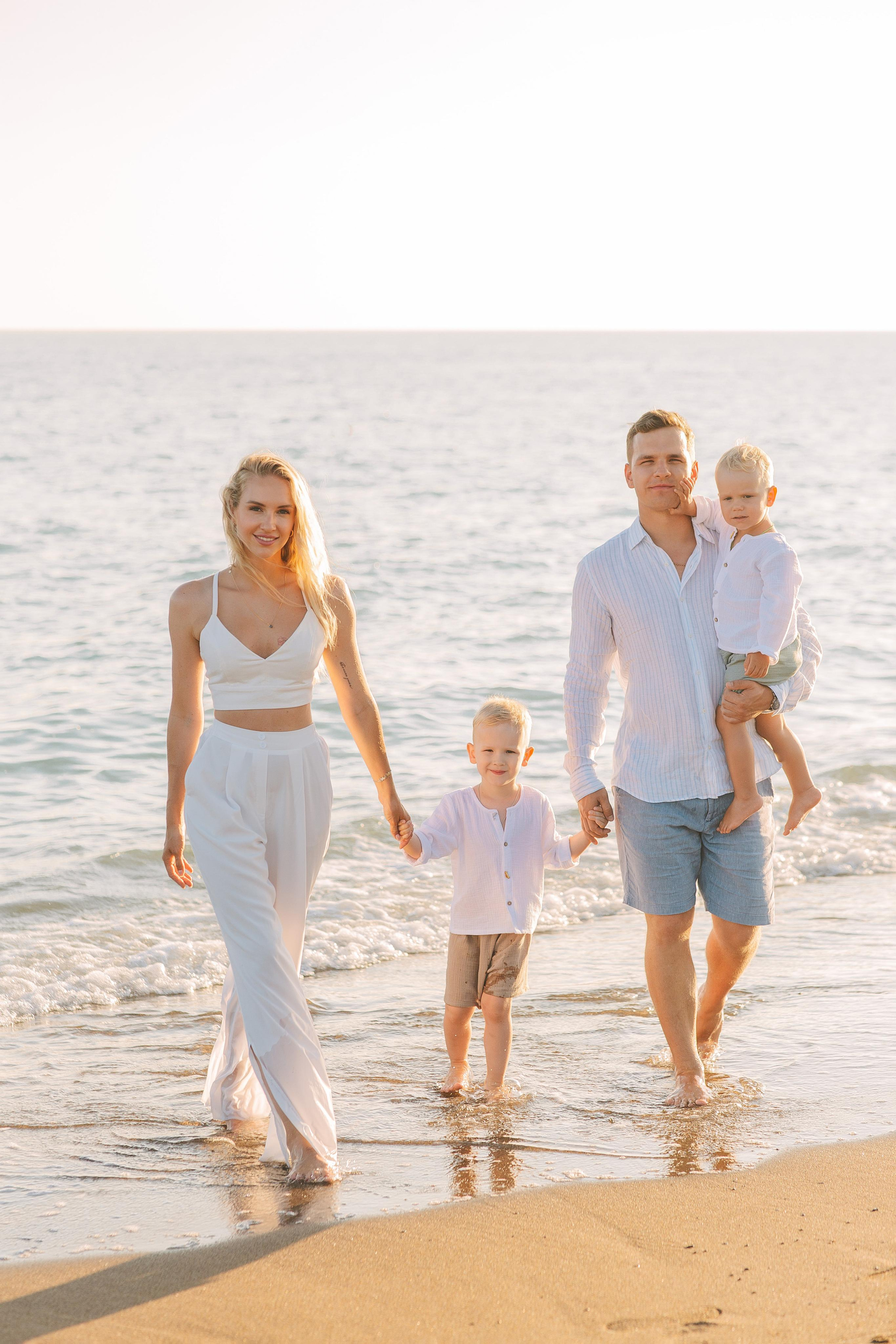 Теплая семейная фотосессия на закате в Белеке в гармоничных белых образах