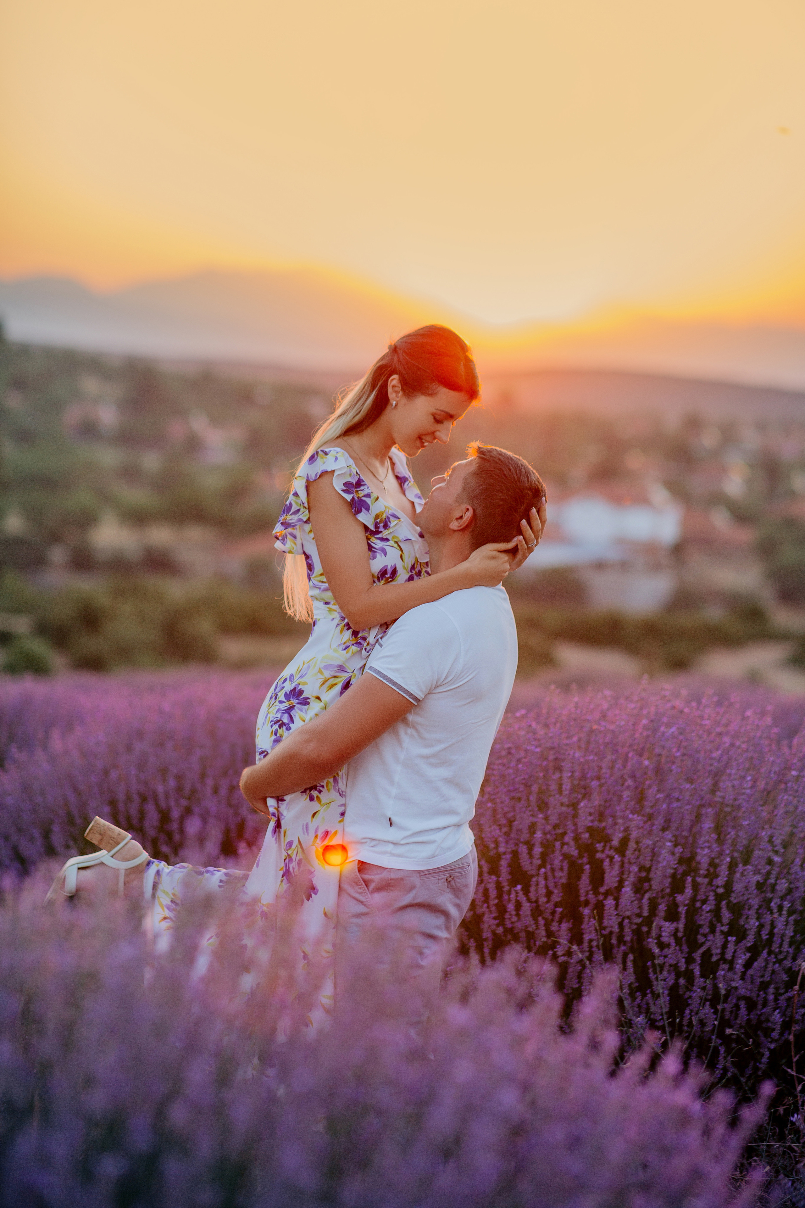 Парная фотосессия на лавандовом поле. Рассвет.