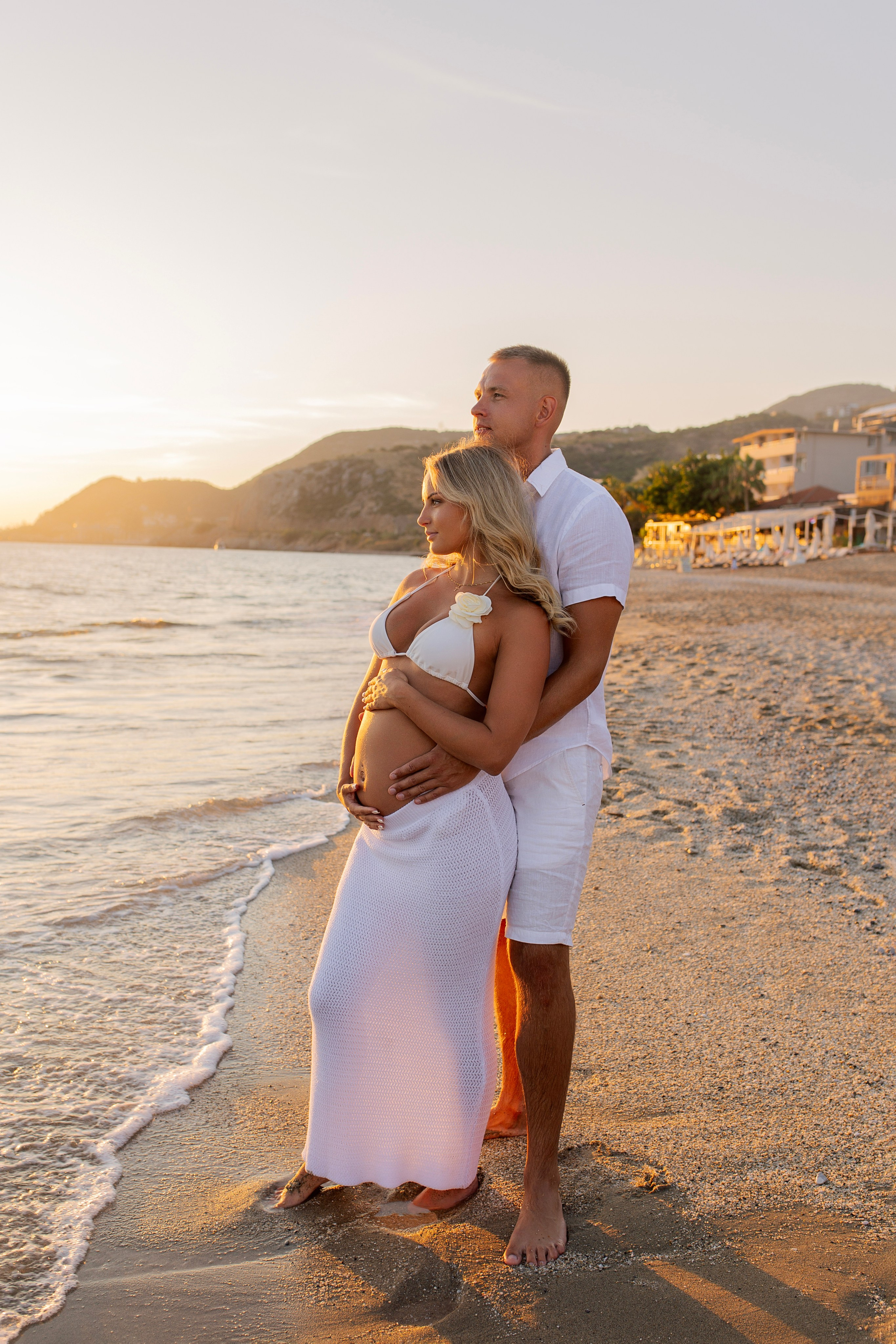 Sunset. Maternity photoshoot on&nbsp;the beach of&nbsp;Alanya.