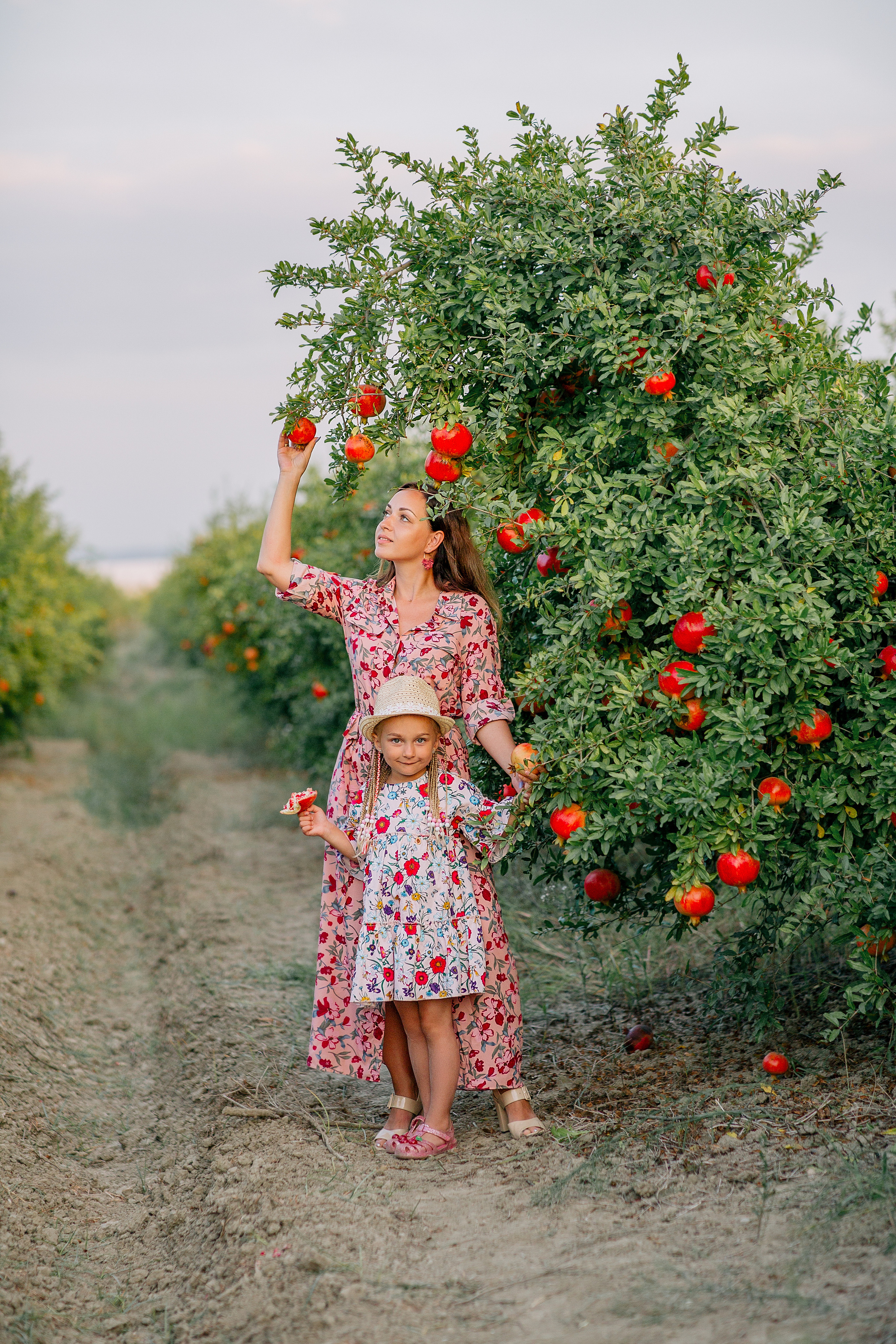 Семейная фотосессия в гранатовом саду