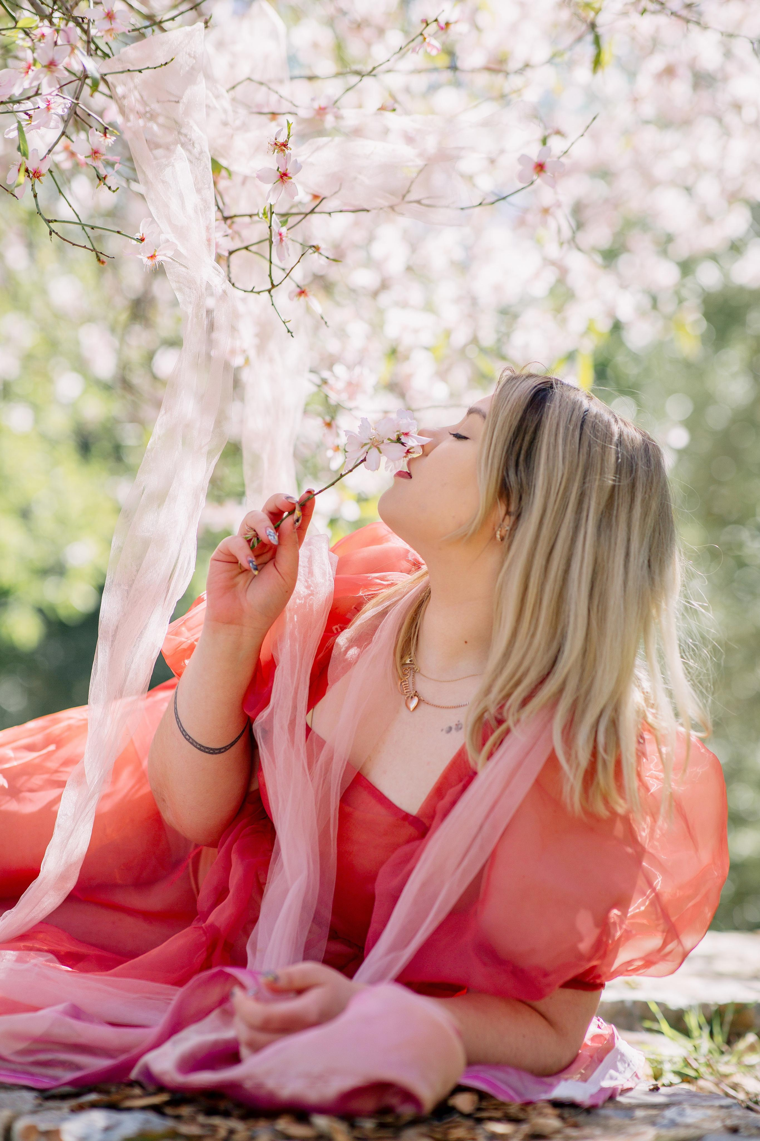 Фотосессия цветущем миндале.