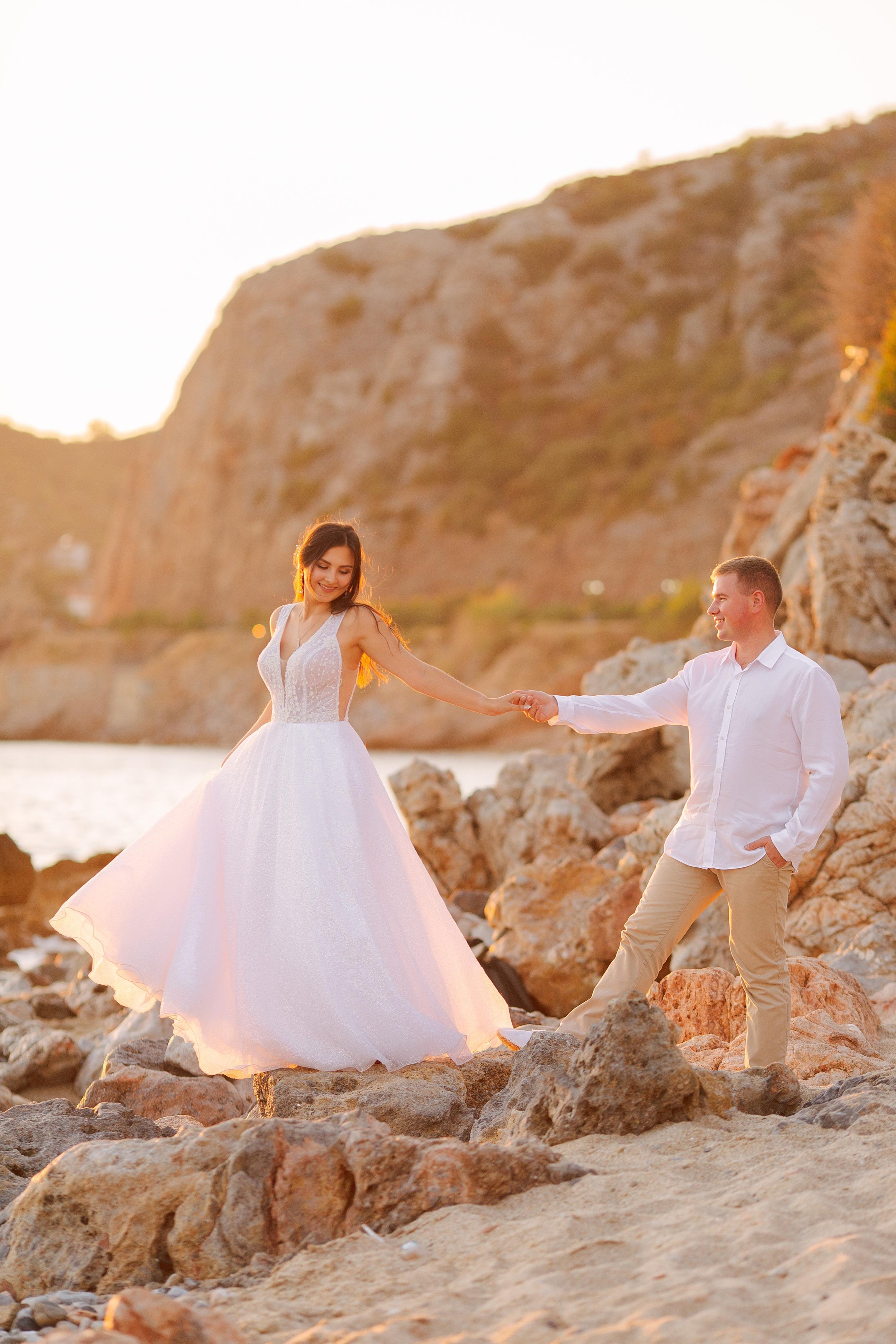 Photo session of newlyweds in Alanya at sunset on Cleopatra beach.