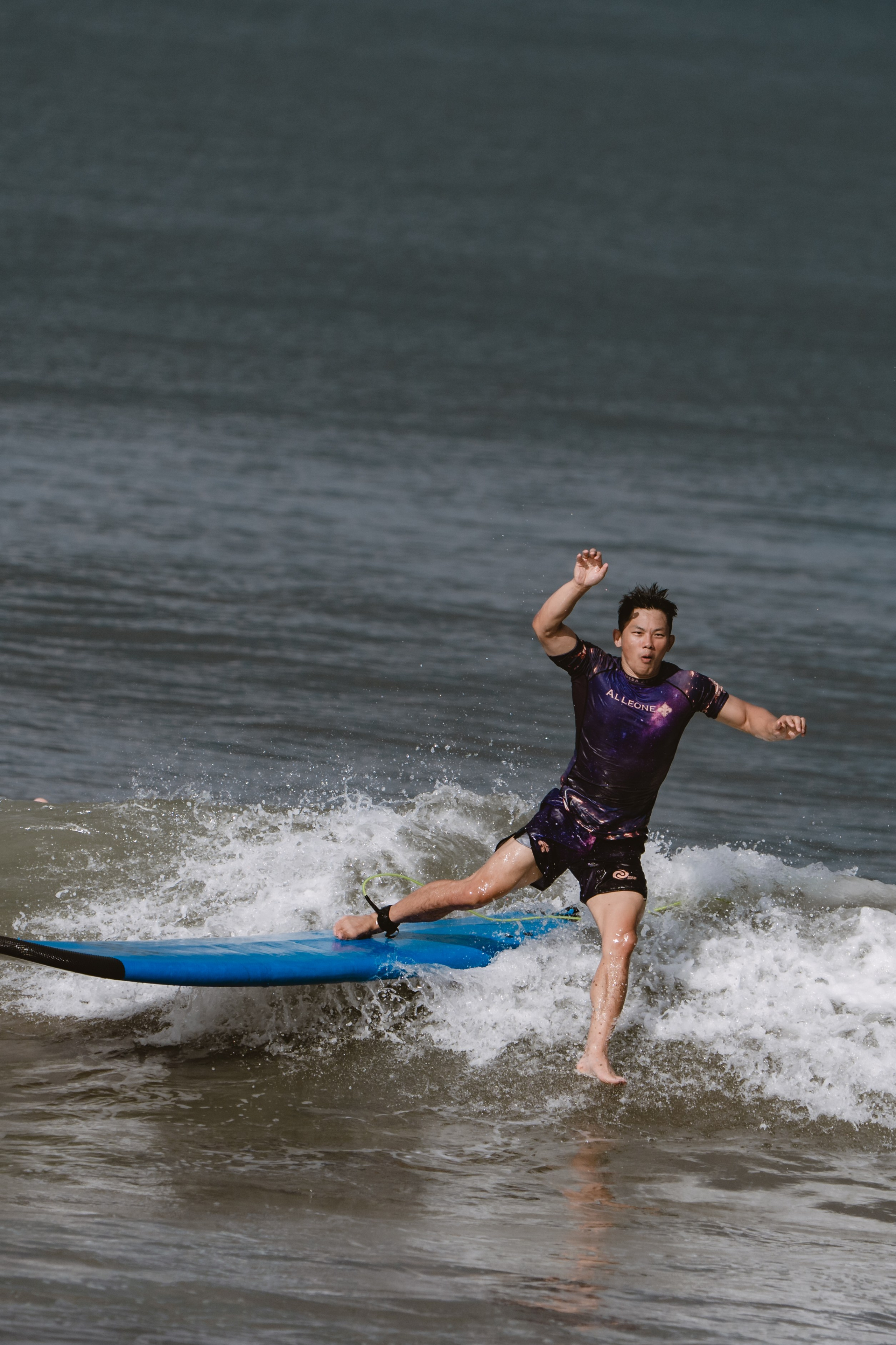 Mixed martial artists having fun surfing at the ocean in between training sessions. Коммьюнити фотограф, Москва, Сергей Зворыгин