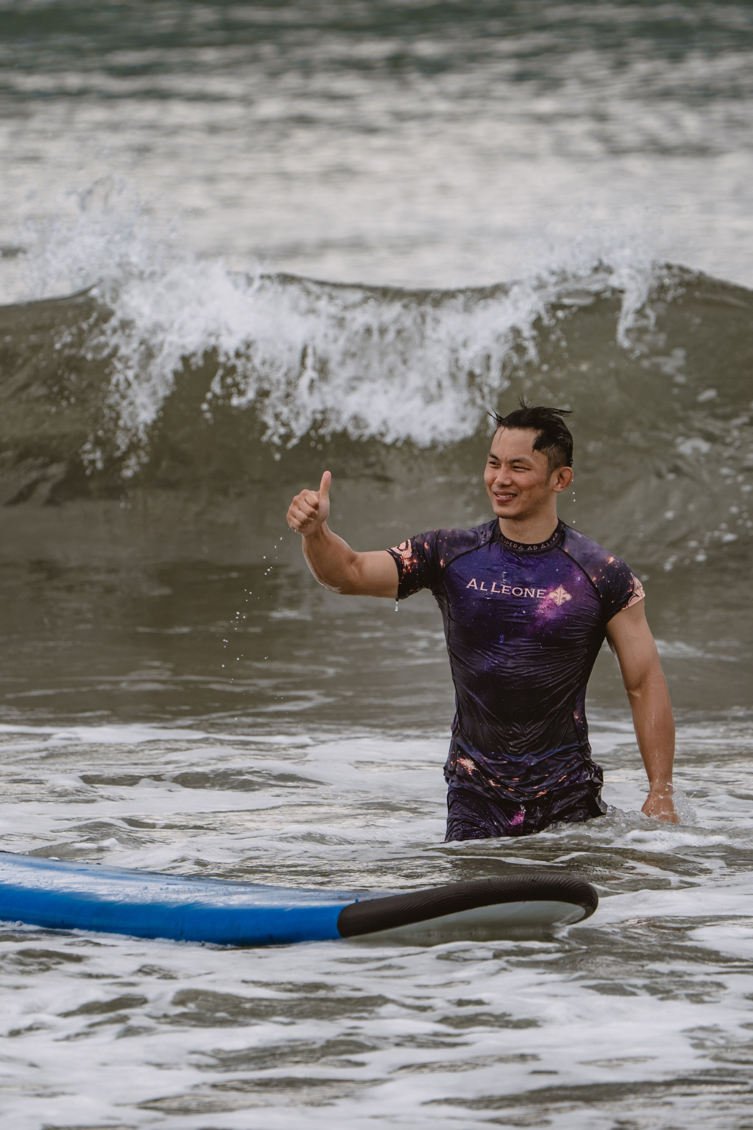 Mixed martial artists having fun surfing at the ocean in between training sessions. Коммьюнити фотограф, Москва, Сергей Зворыгин