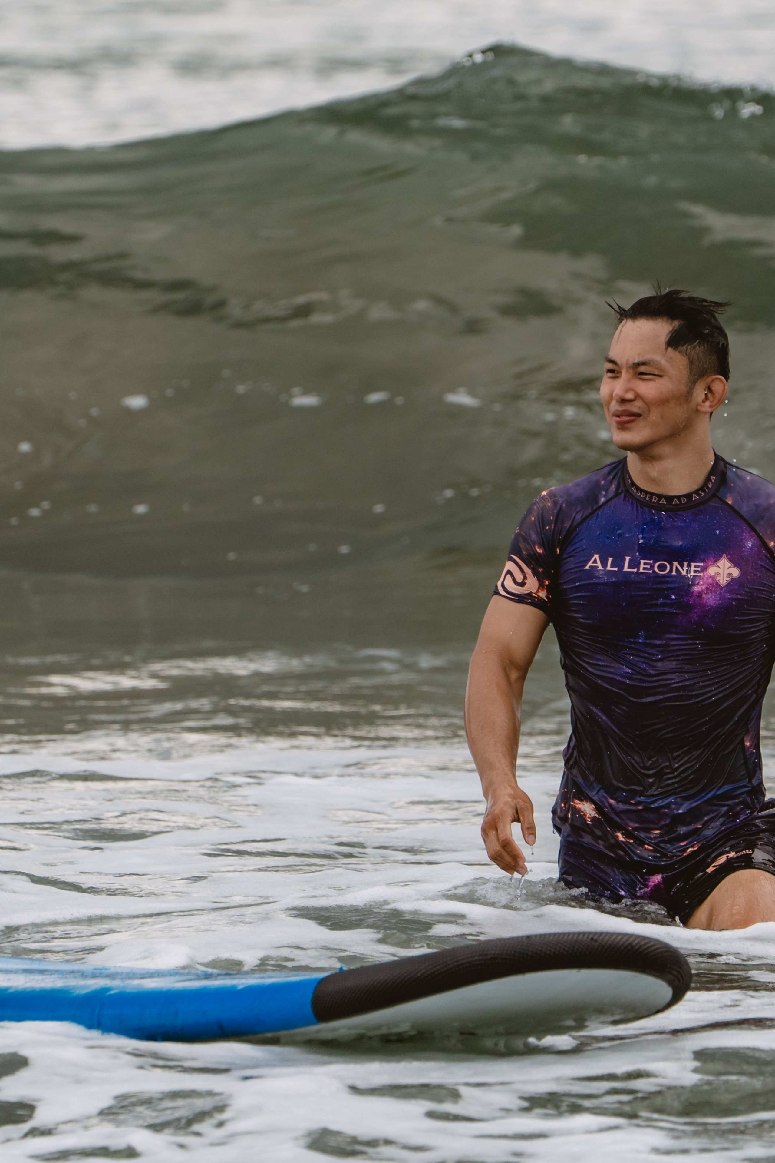 Mixed martial artists having fun surfing at the ocean in between training sessions. Коммьюнити фотограф, Москва, Сергей Зворыгин