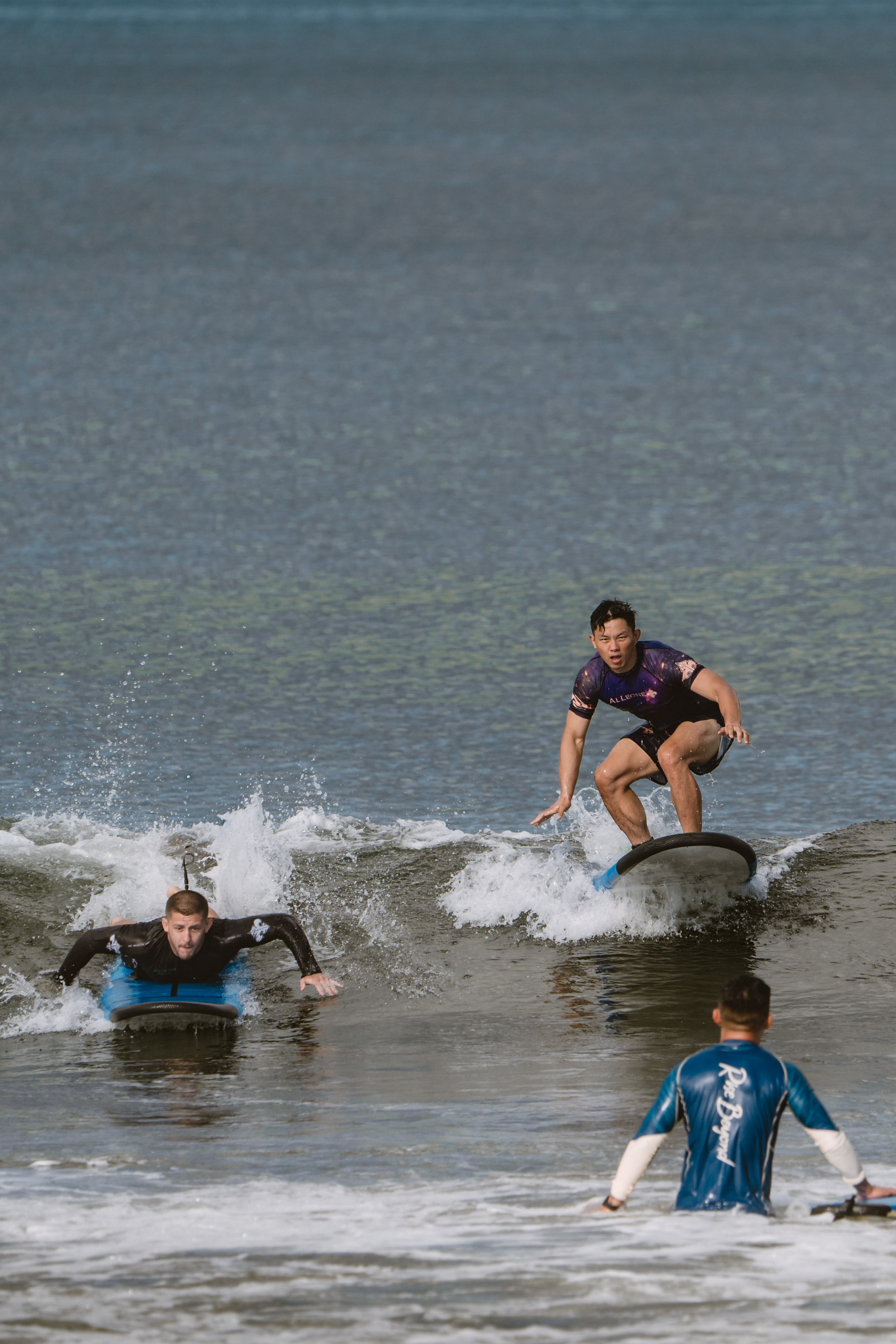 Mixed martial artists having fun surfing at the ocean in between training sessions. Коммьюнити фотограф, Москва, Сергей Зворыгин