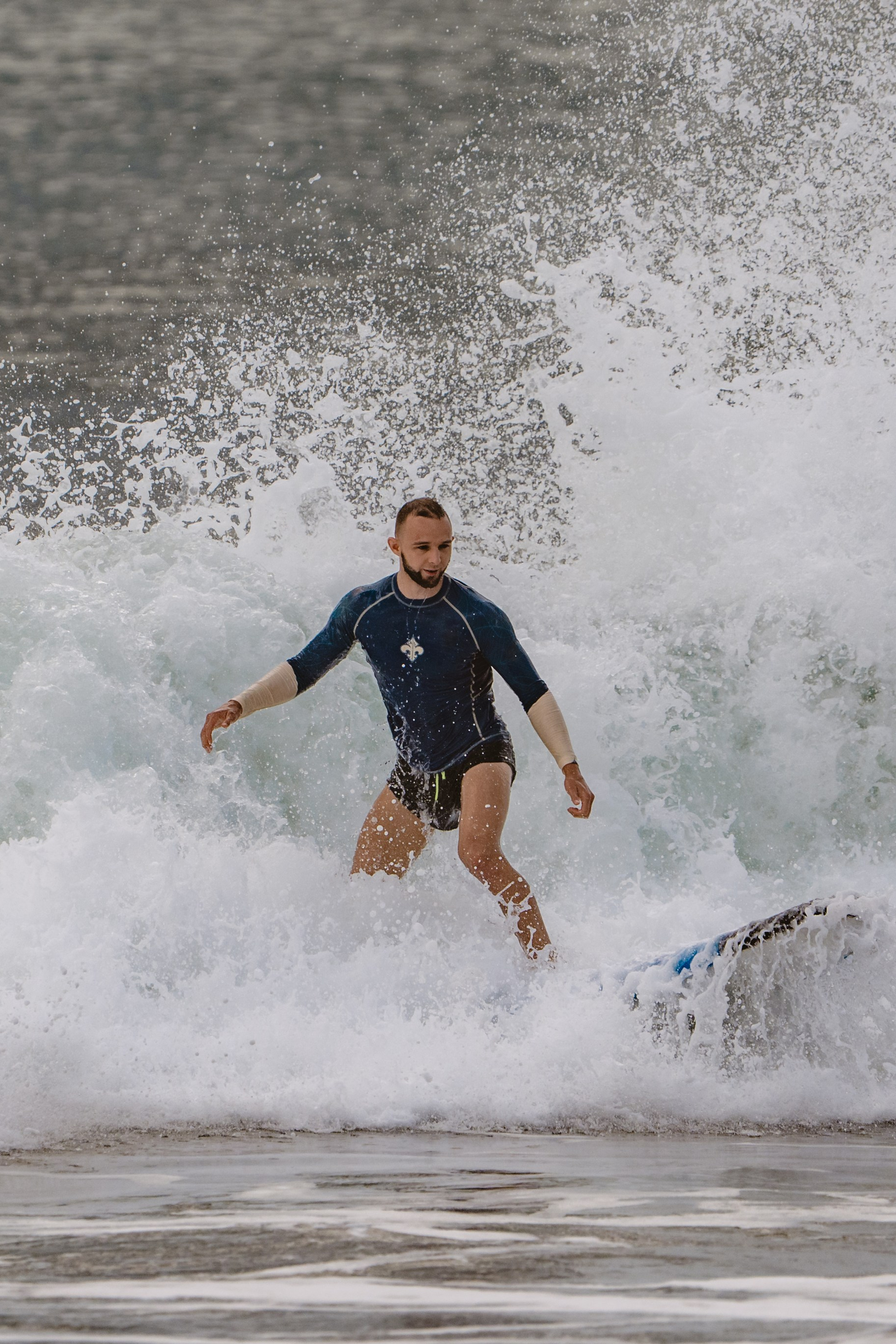 Mixed martial artists having fun surfing at the ocean in between training sessions. Коммьюнити фотограф, Москва, Сергей Зворыгин