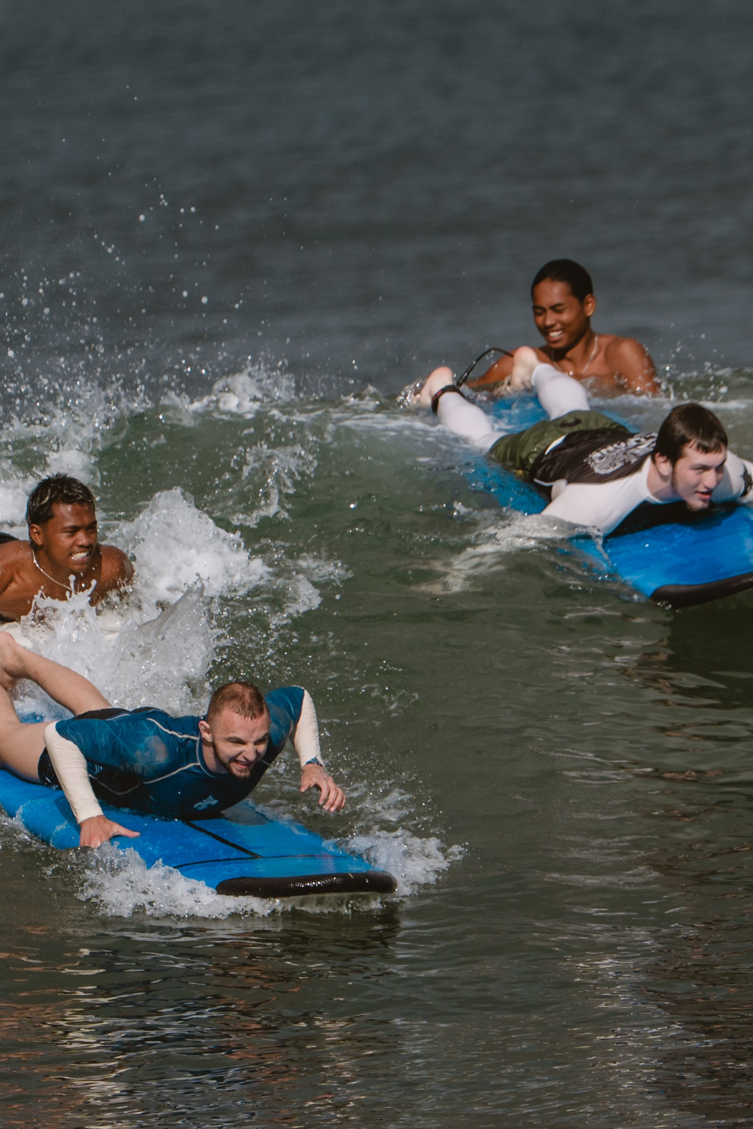 Mixed martial artists having fun surfing at the ocean in between training sessions. Коммьюнити фотограф, Москва, Сергей Зворыгин