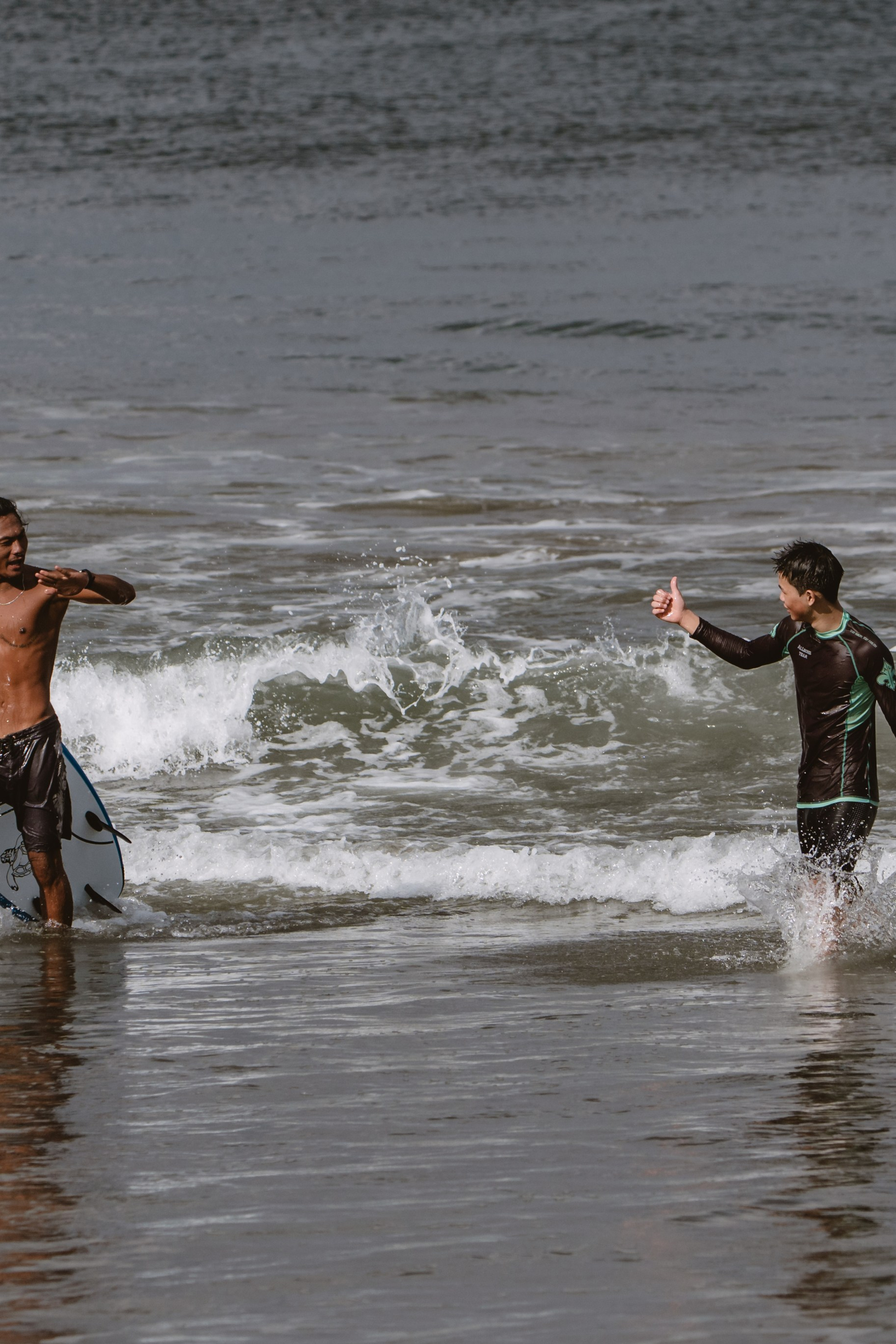 Mixed martial artists having fun surfing at the ocean in between training sessions. Коммьюнити фотограф, Москва, Сергей Зворыгин