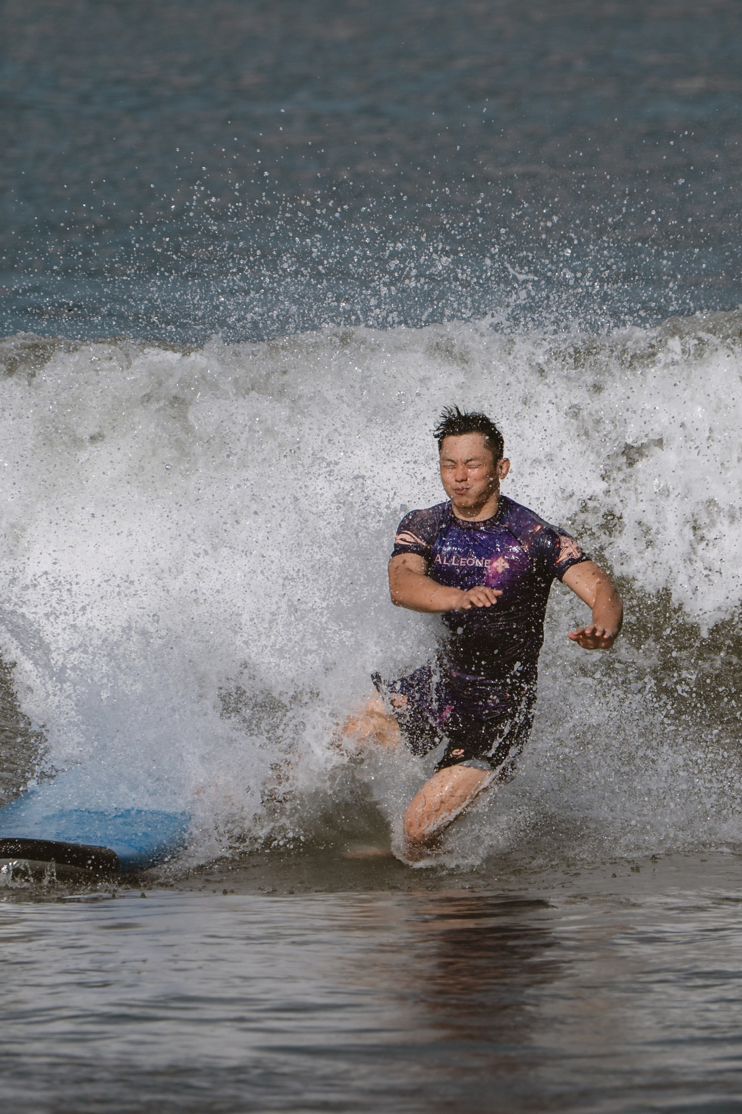 Mixed martial artists having fun surfing at the ocean in between training sessions. Коммьюнити фотограф, Москва, Сергей Зворыгин